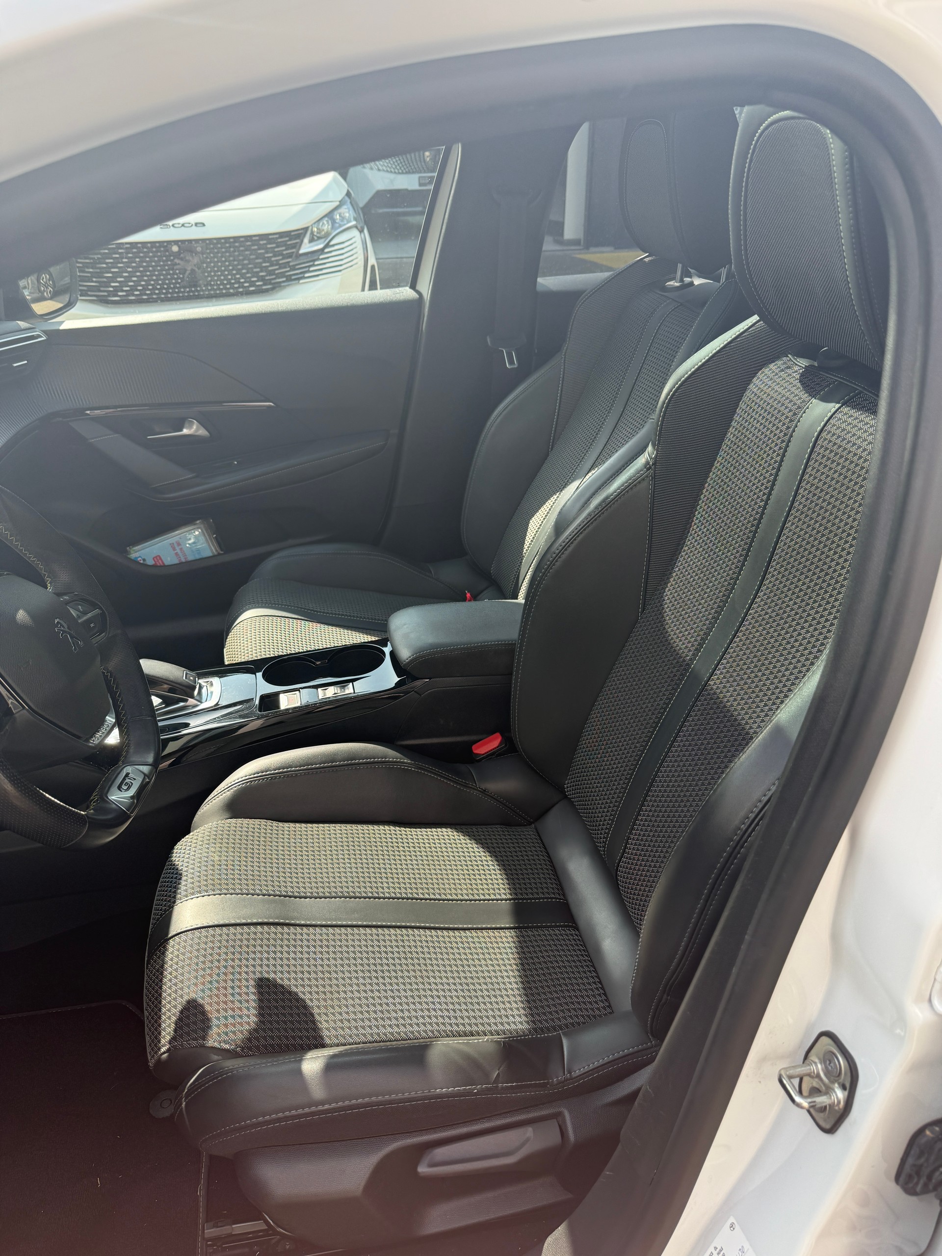 PEUGEOT 208 1.2 PureTech GT Pack EAT8-image-9