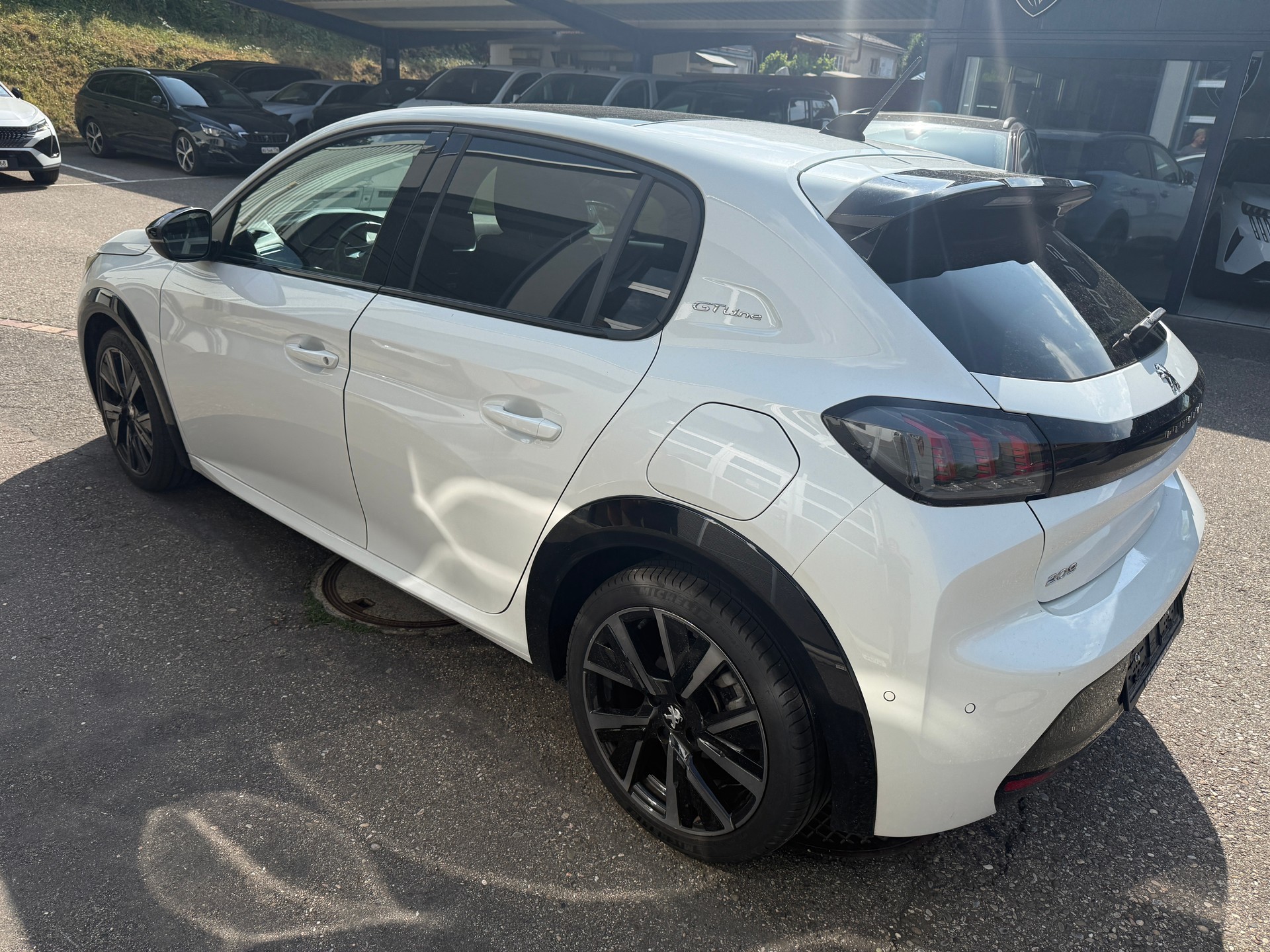 PEUGEOT 208 1.2 PureTech GT Pack EAT8-image-1