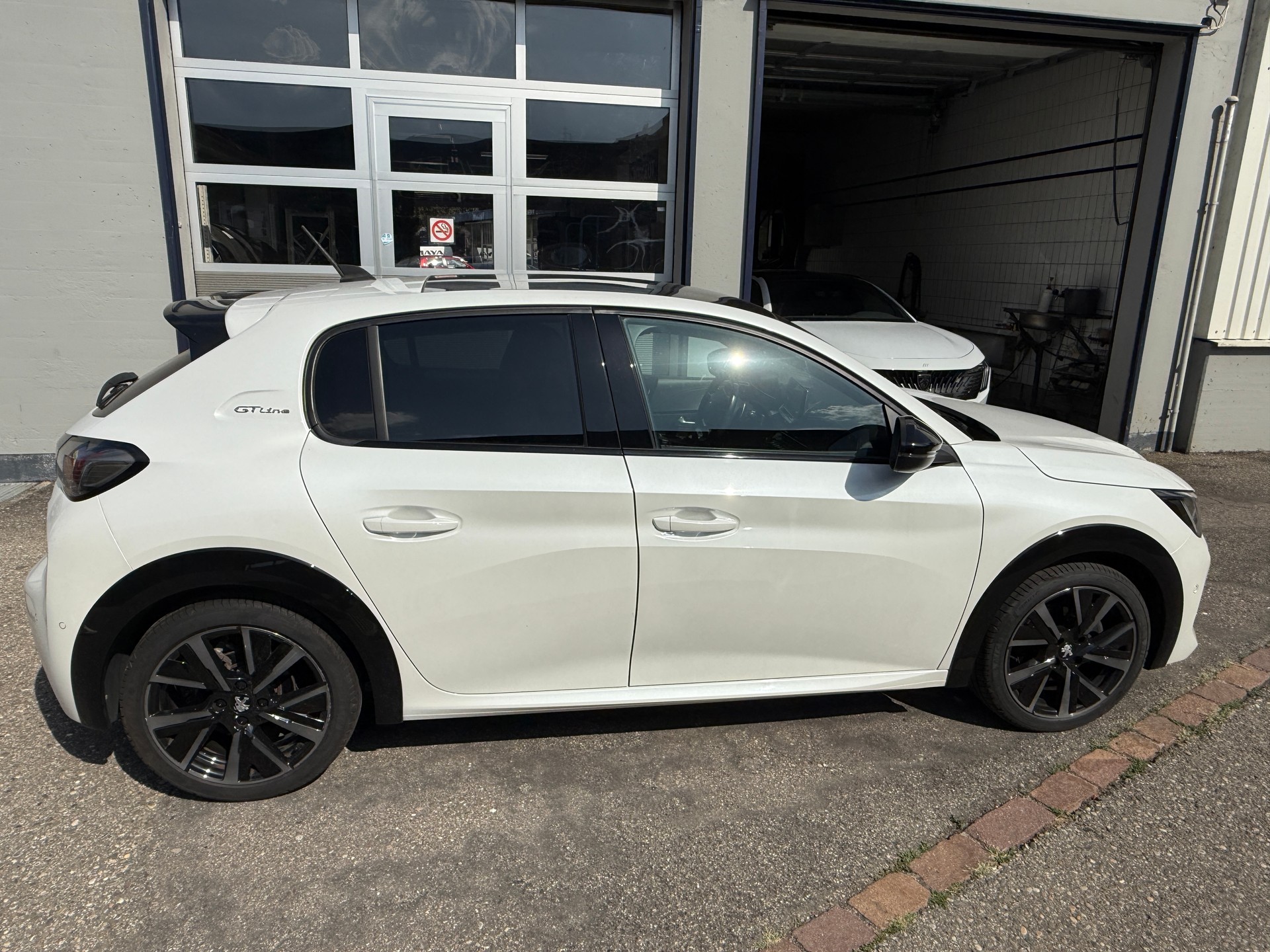 PEUGEOT 208 1.2 PureTech GT Pack EAT8-image-4