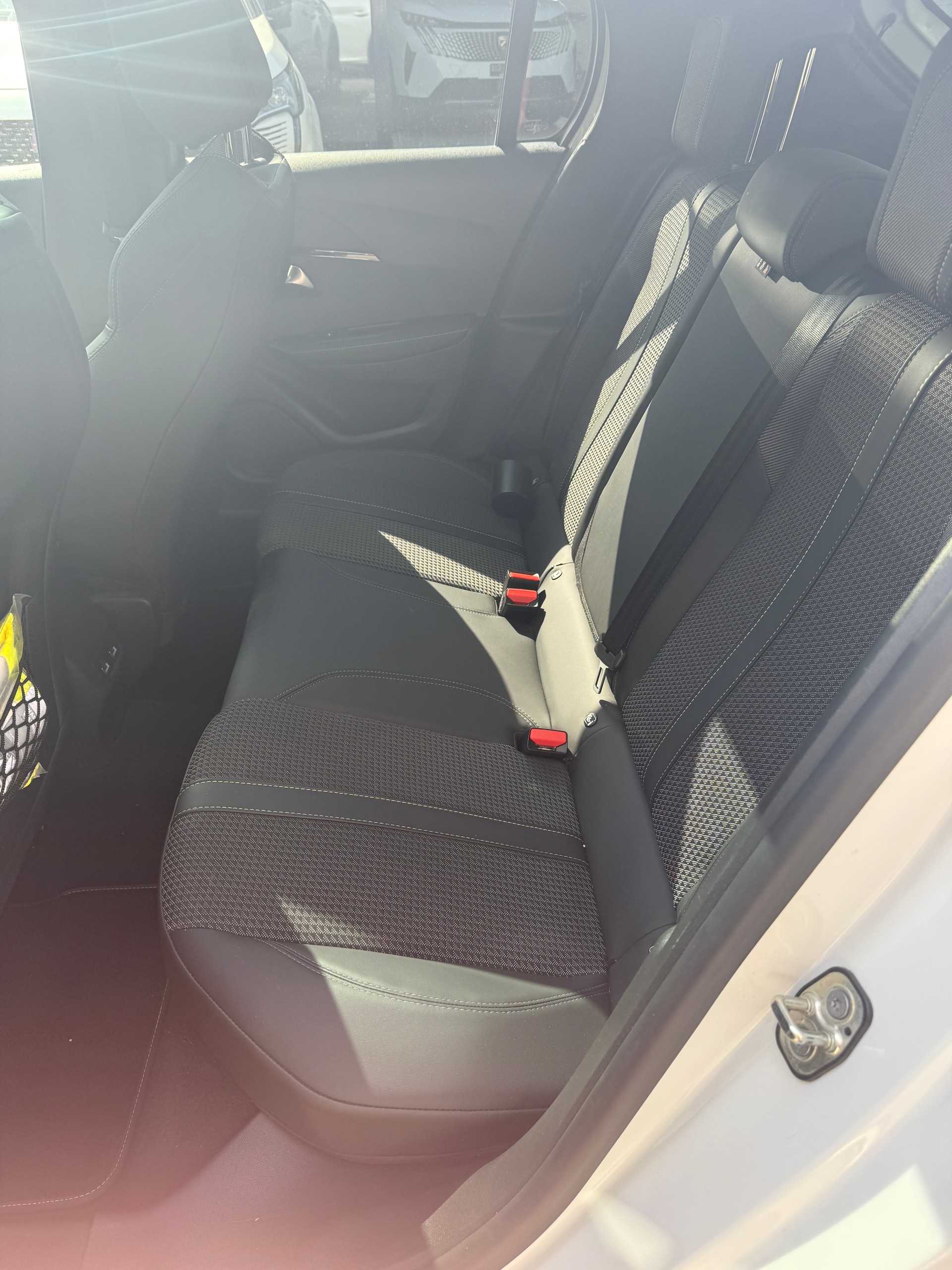 PEUGEOT 208 1.2 PureTech GT Pack EAT8-image-8