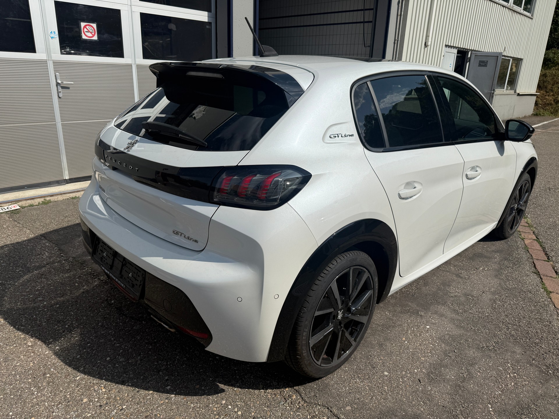 PEUGEOT 208 1.2 PureTech GT Pack EAT8-image-3
