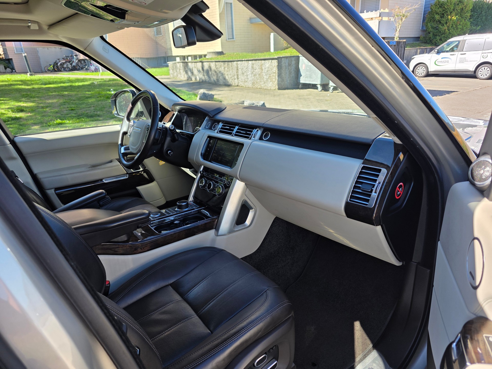 LAND ROVER 4.4 SDV8 Vogue-image-5