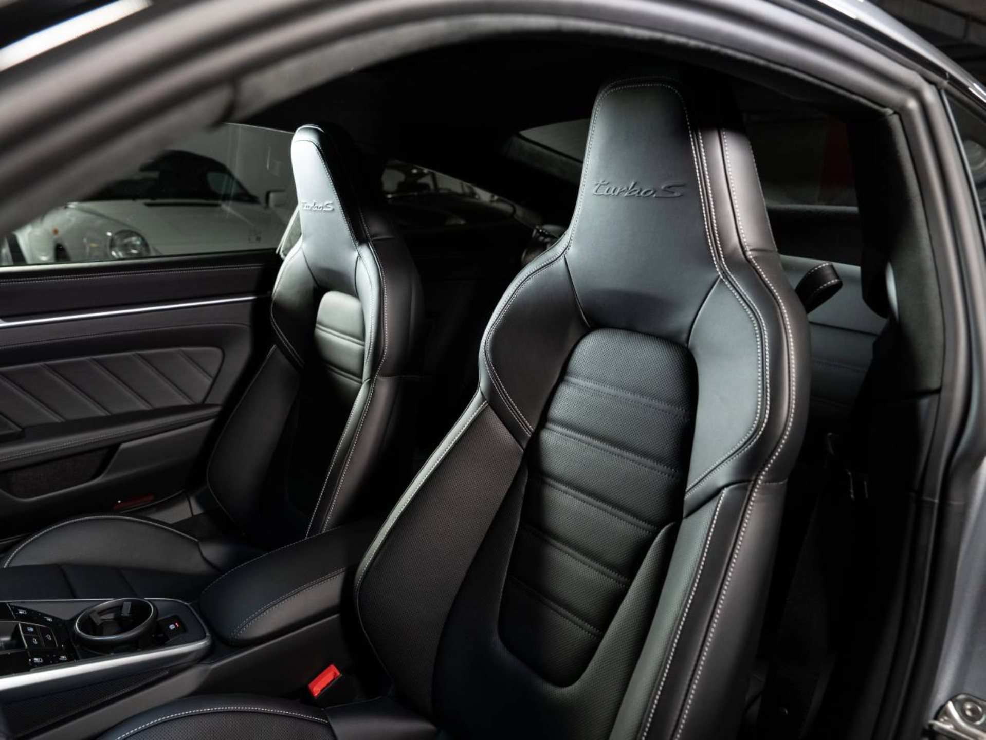 PORSCHE 911 Turbo S-image-4