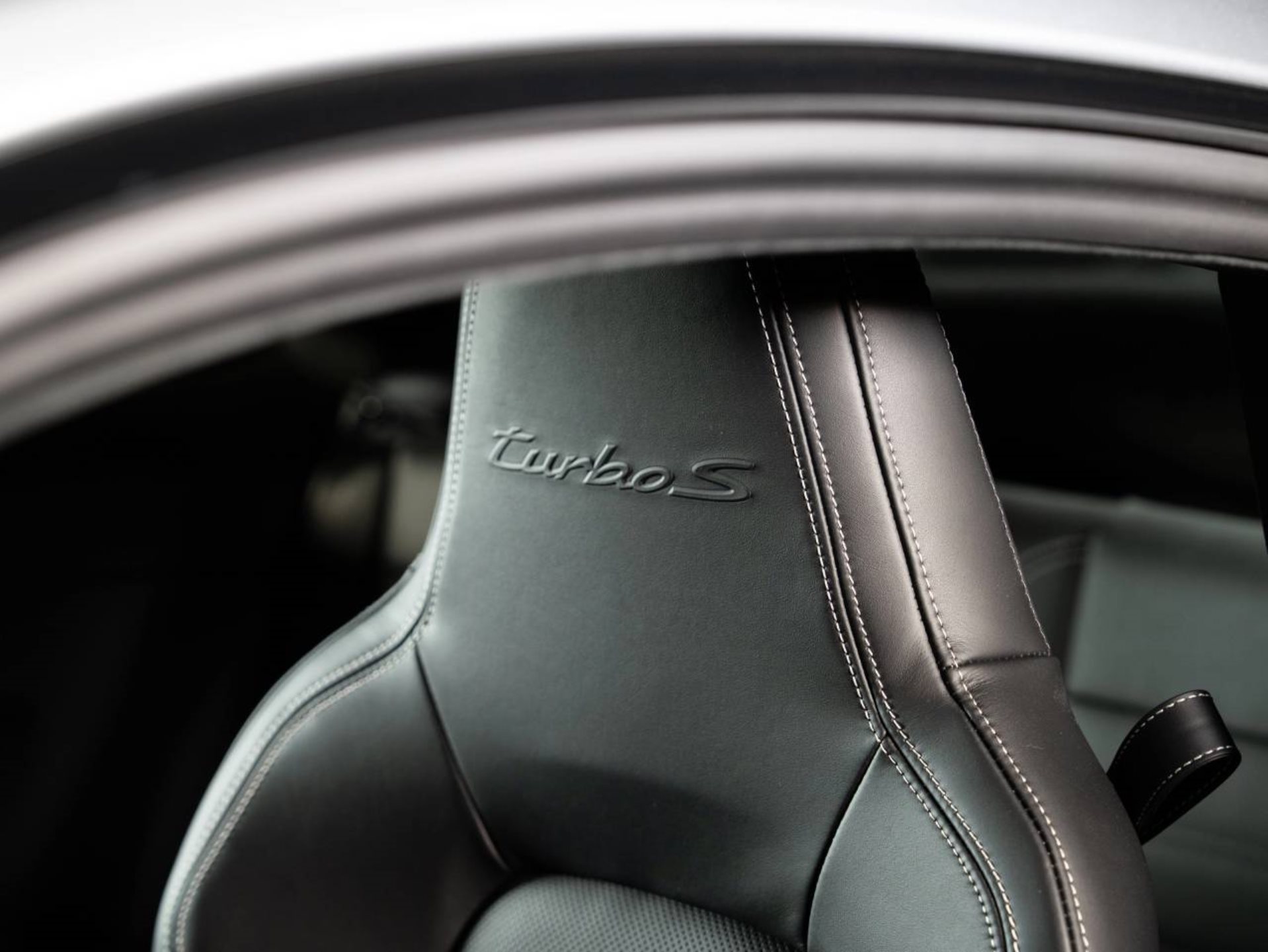 PORSCHE 911 Turbo S-image-17