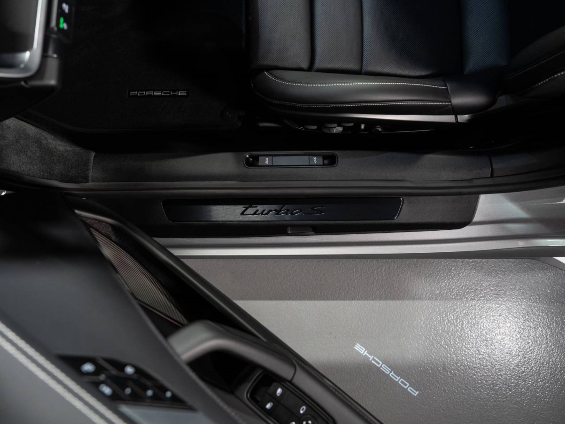 PORSCHE 911 Turbo S-image-23