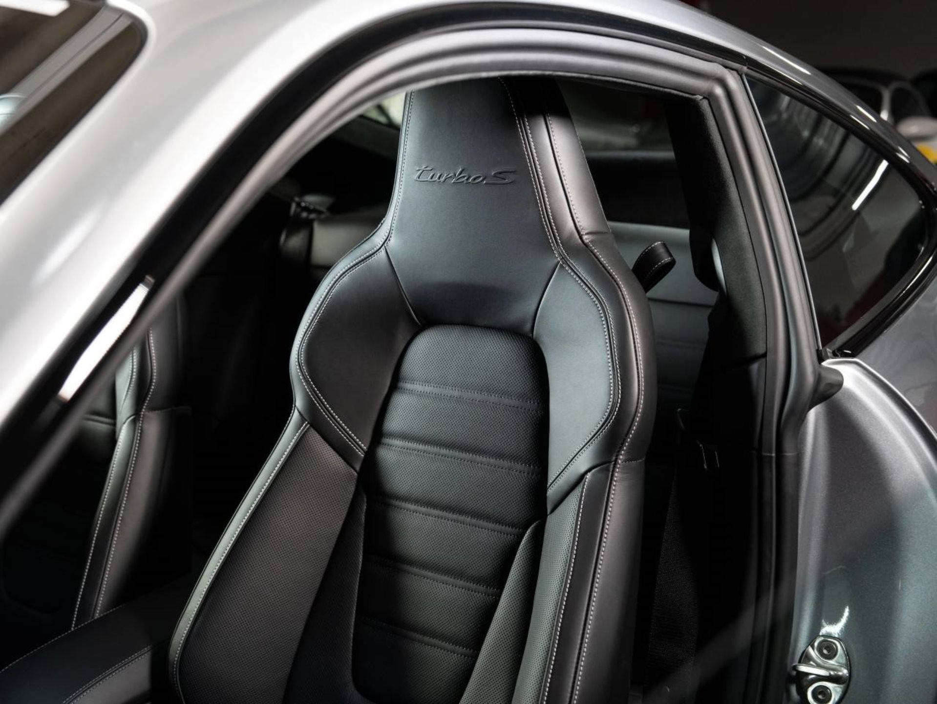 PORSCHE 911 Turbo S-image-16