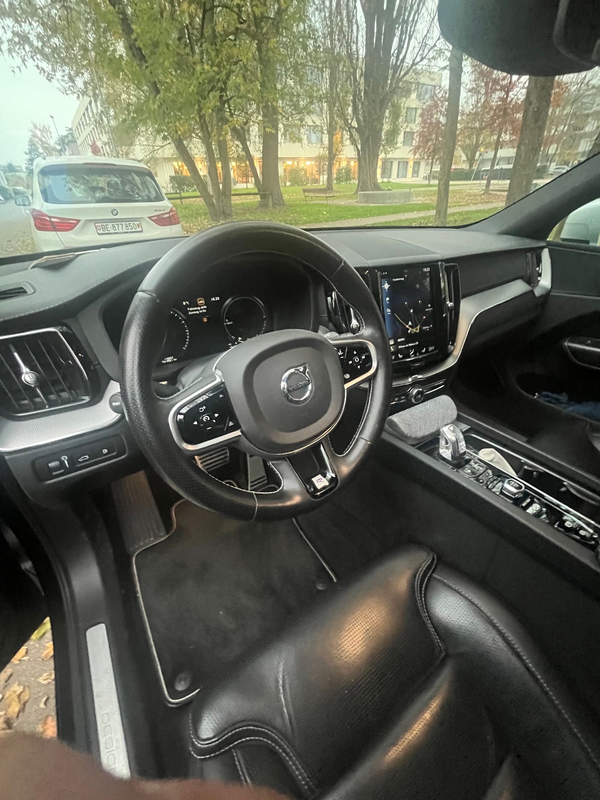 VOLVO 2.0 T8 TE R-Design AWD-image-3