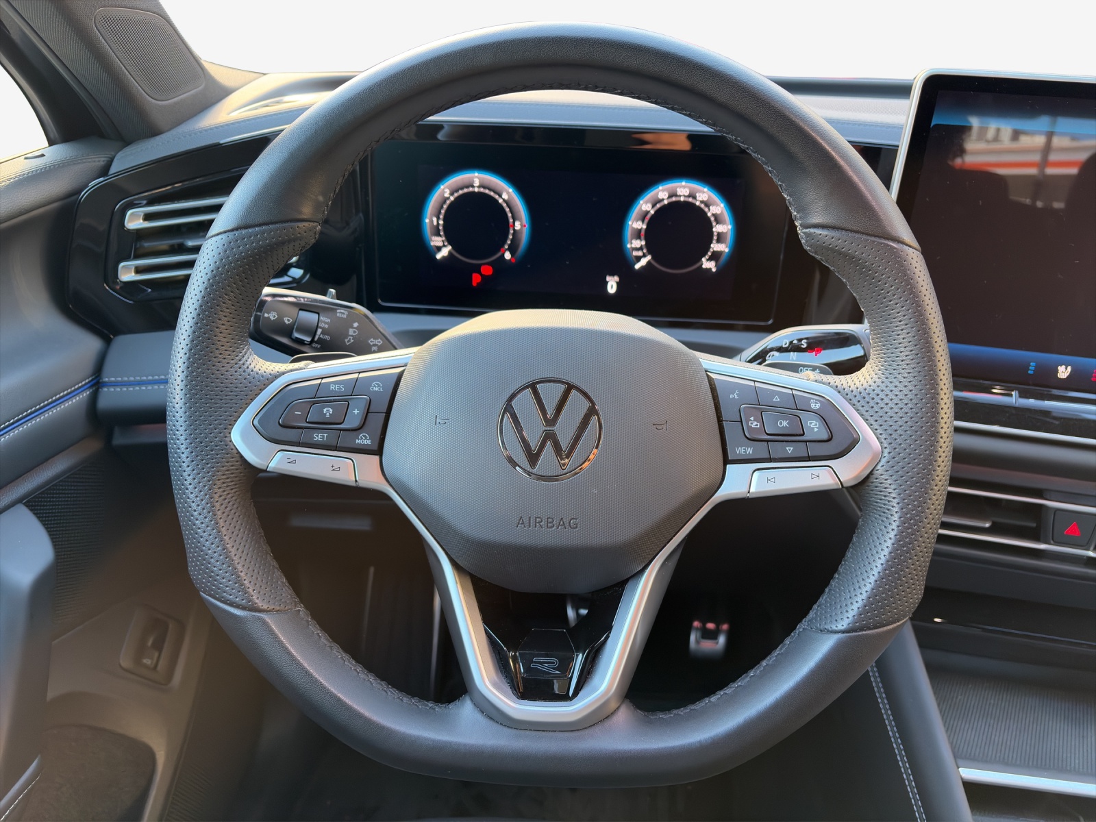 VW Tiguan 2.0 TDI SCR R-Line 4Motion DSG-image-9