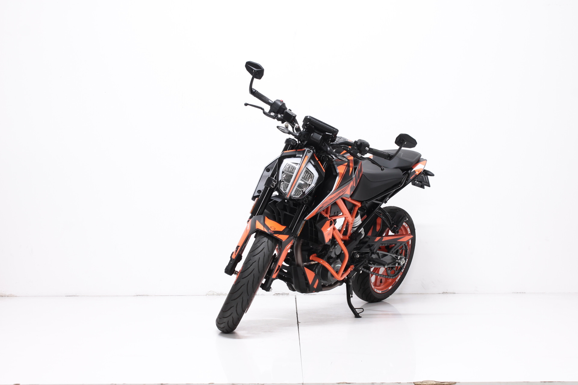 KTM 390 Duke-showroom-element-3