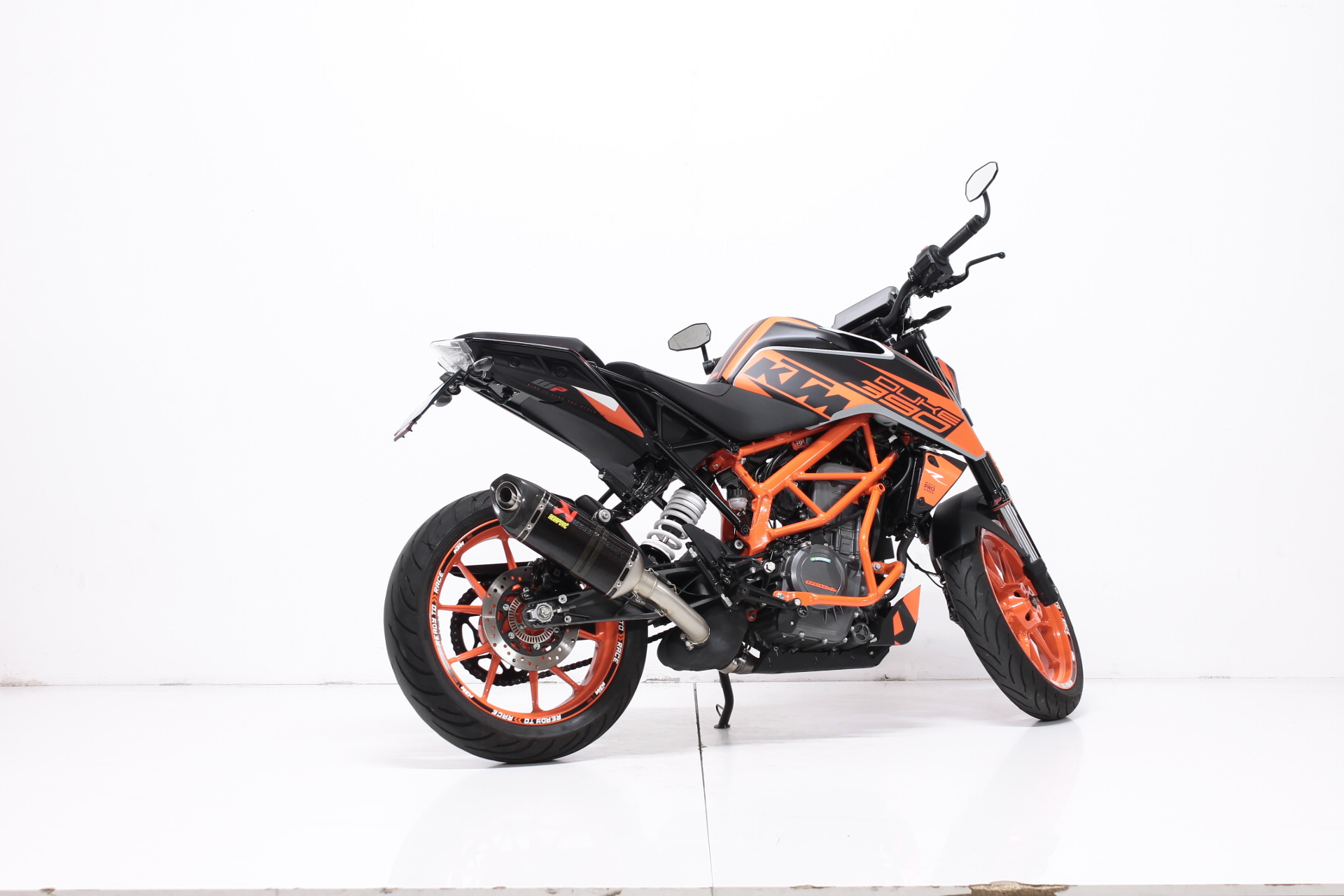 KTM 390 Duke-showroom-element-2