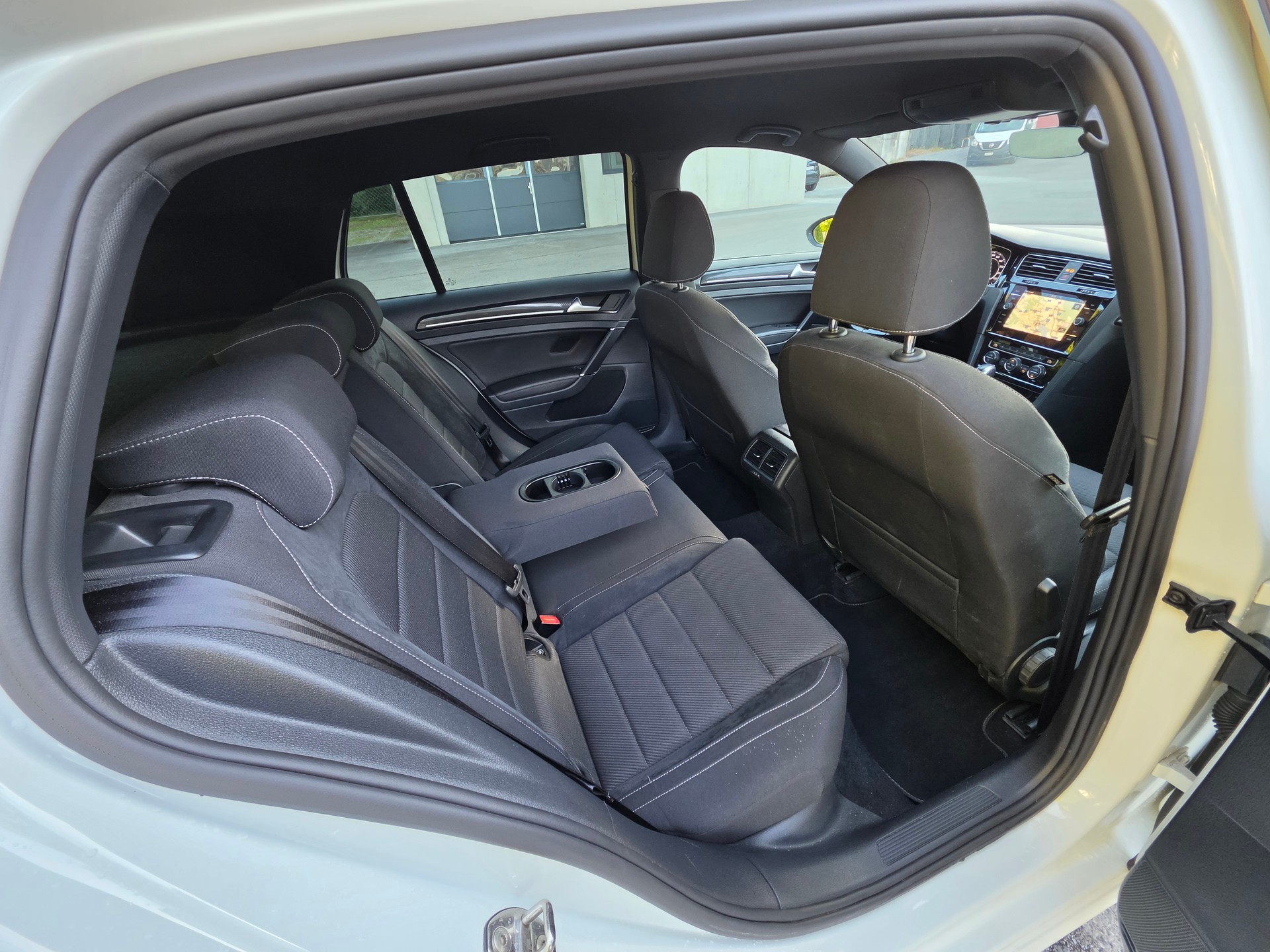 VW Golf 2.0 TSI R 4Motion DSG-image-22