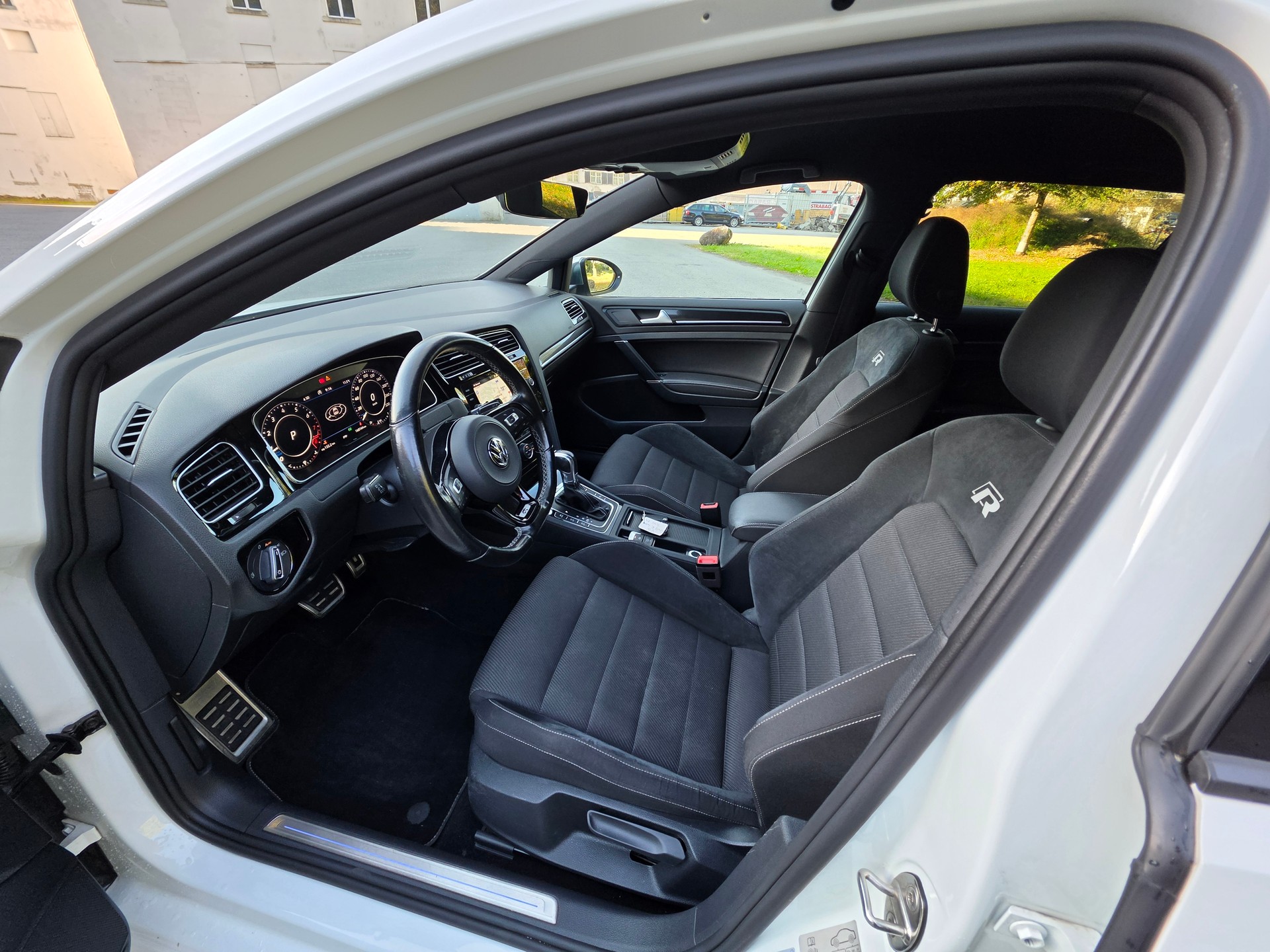VW Golf 2.0 TSI R 4Motion DSG-image-19