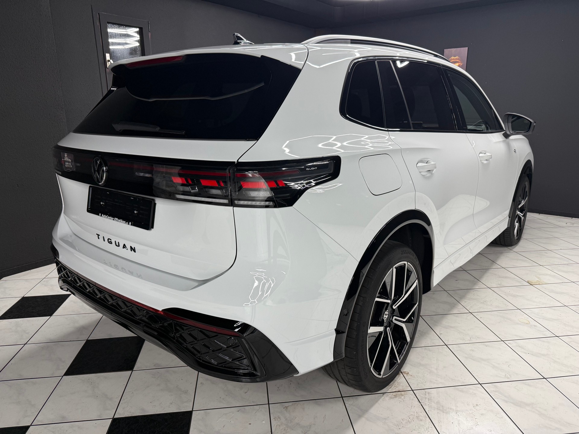VW Tiguan 2.0 TSI DSG R-Line 4Motion-image-4