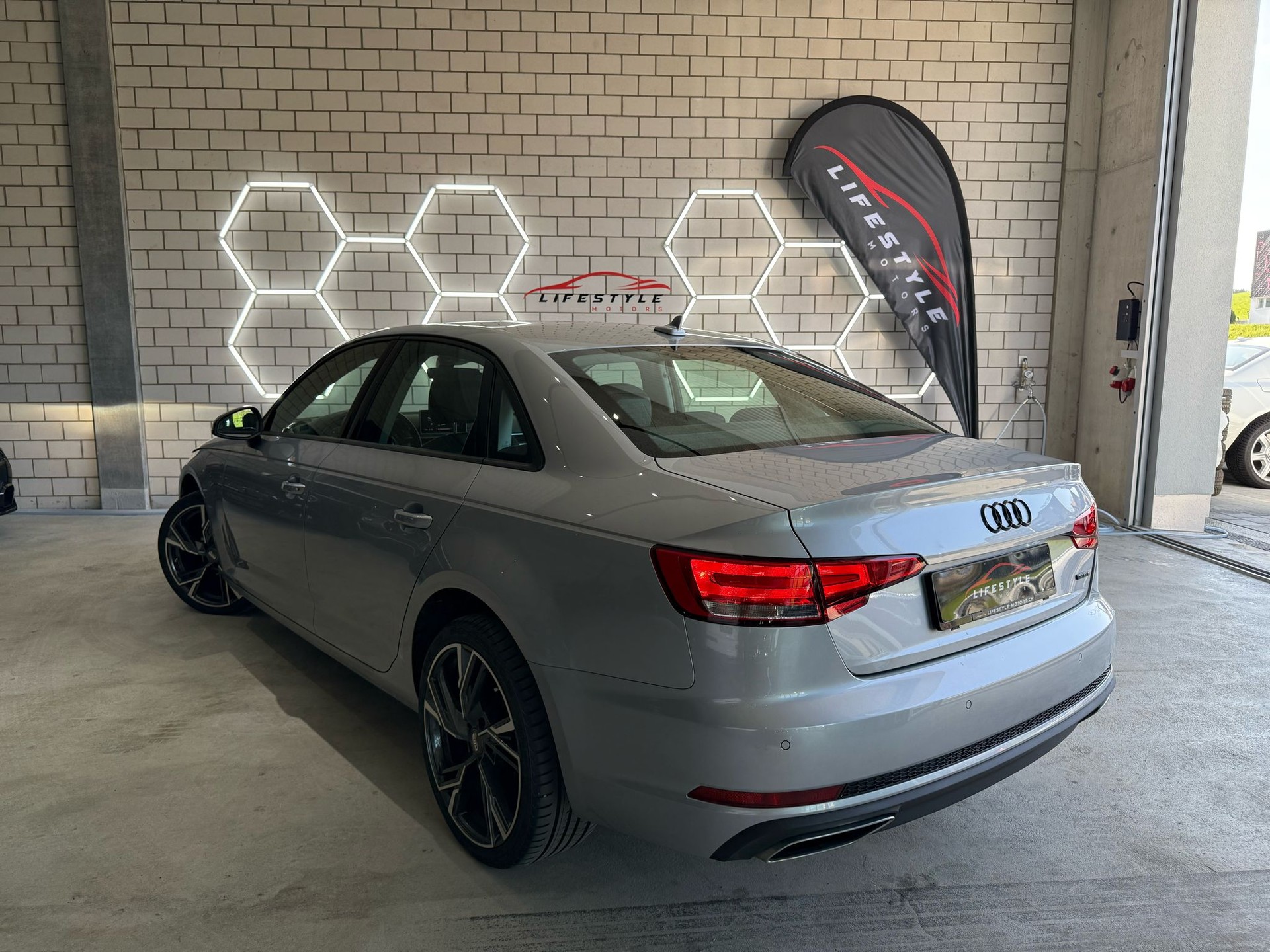 AUDI A4 40 TDI quattro S-tronic-image-2