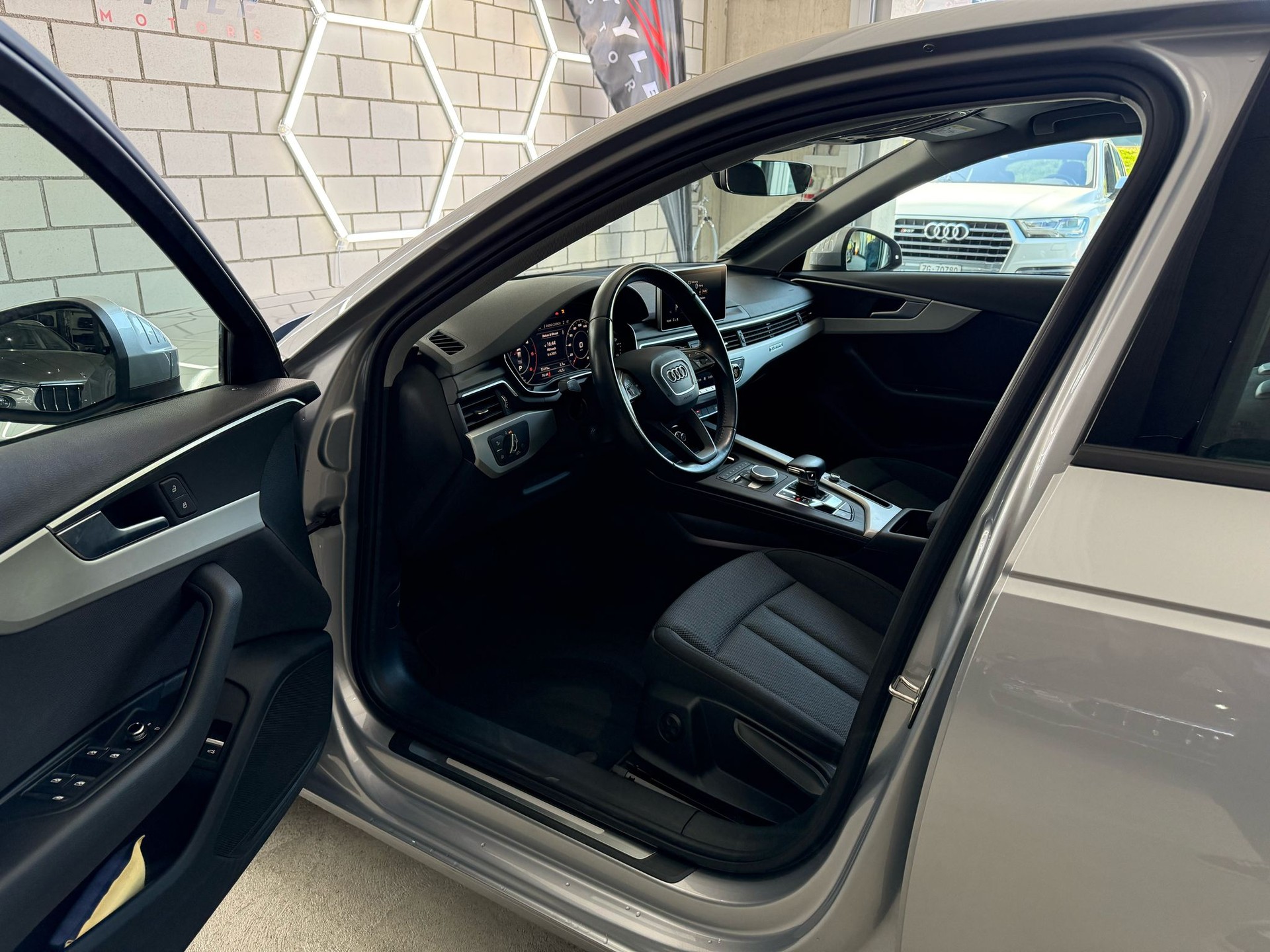 AUDI A4 40 TDI quattro S-tronic-image-6