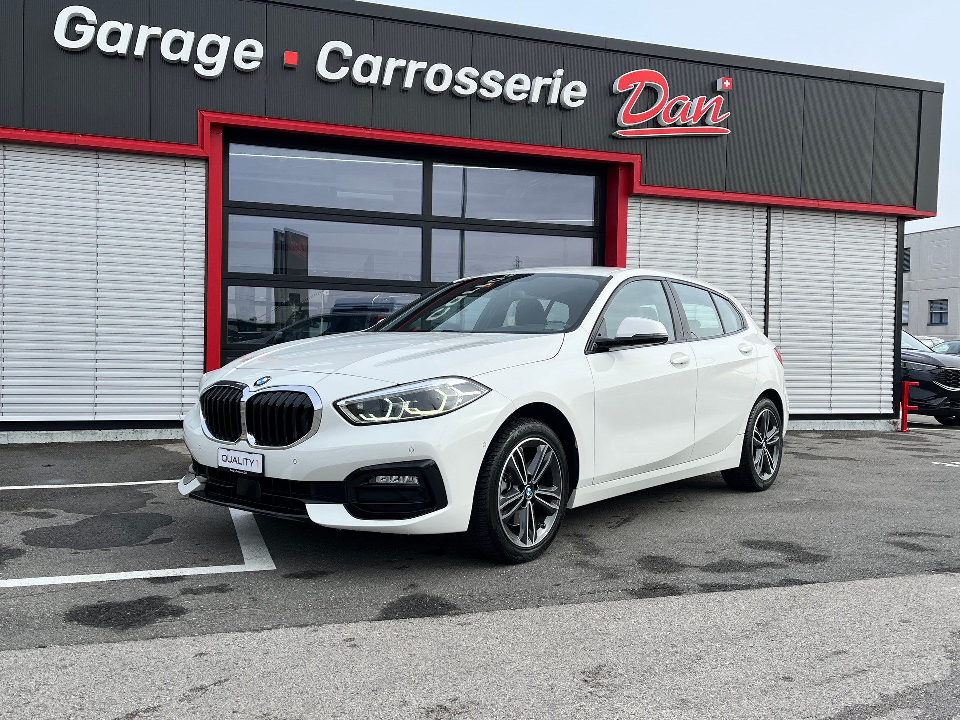 BMW 118i Sport Line Steptronic-image-1