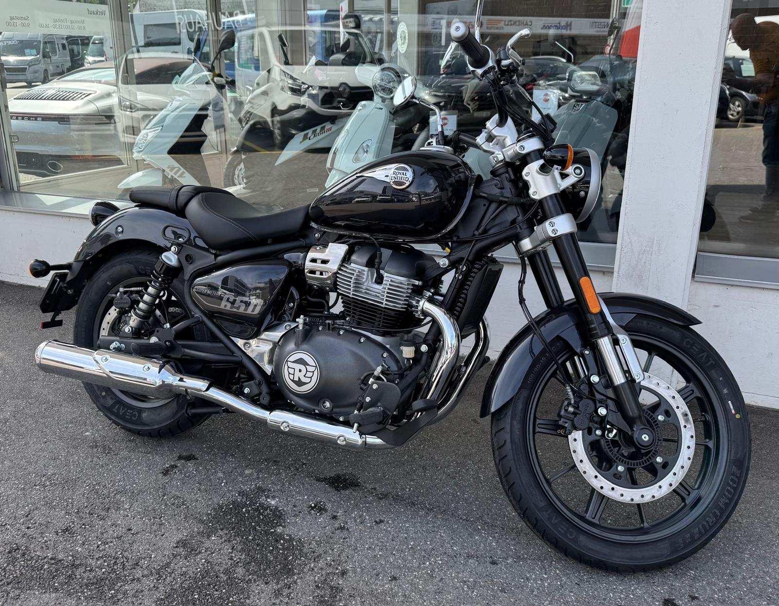 ROYAL ENFIELD Super Meteor 650 Astral-showroom-element-1