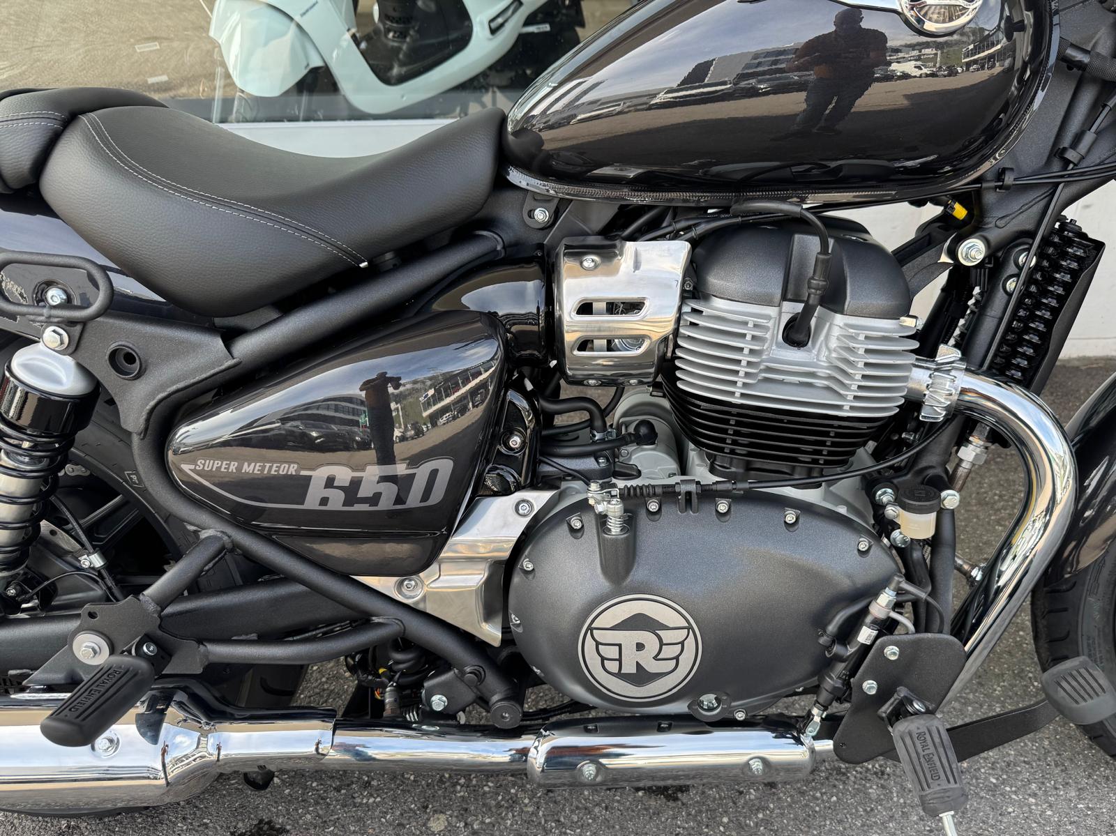 ROYAL ENFIELD Super Meteor 650 Astral-showroom-element-3