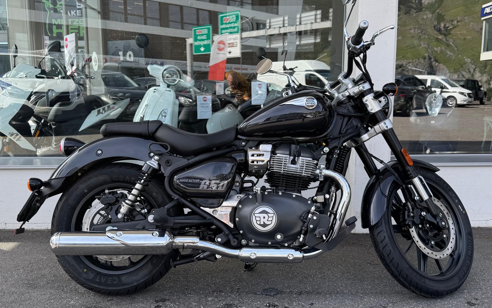 ROYAL ENFIELD Super Meteor 650 Astral-showroom-element-2