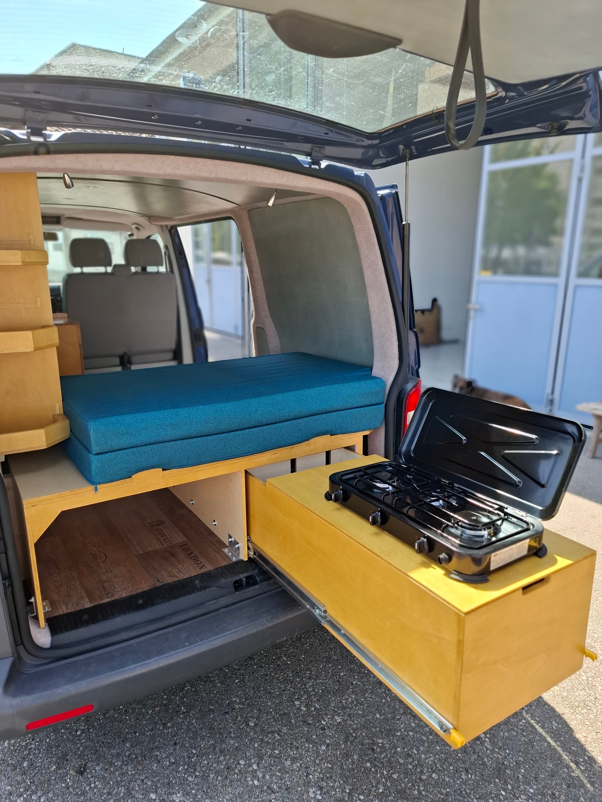 VW T5 Camper 1.9 TDI-image-9