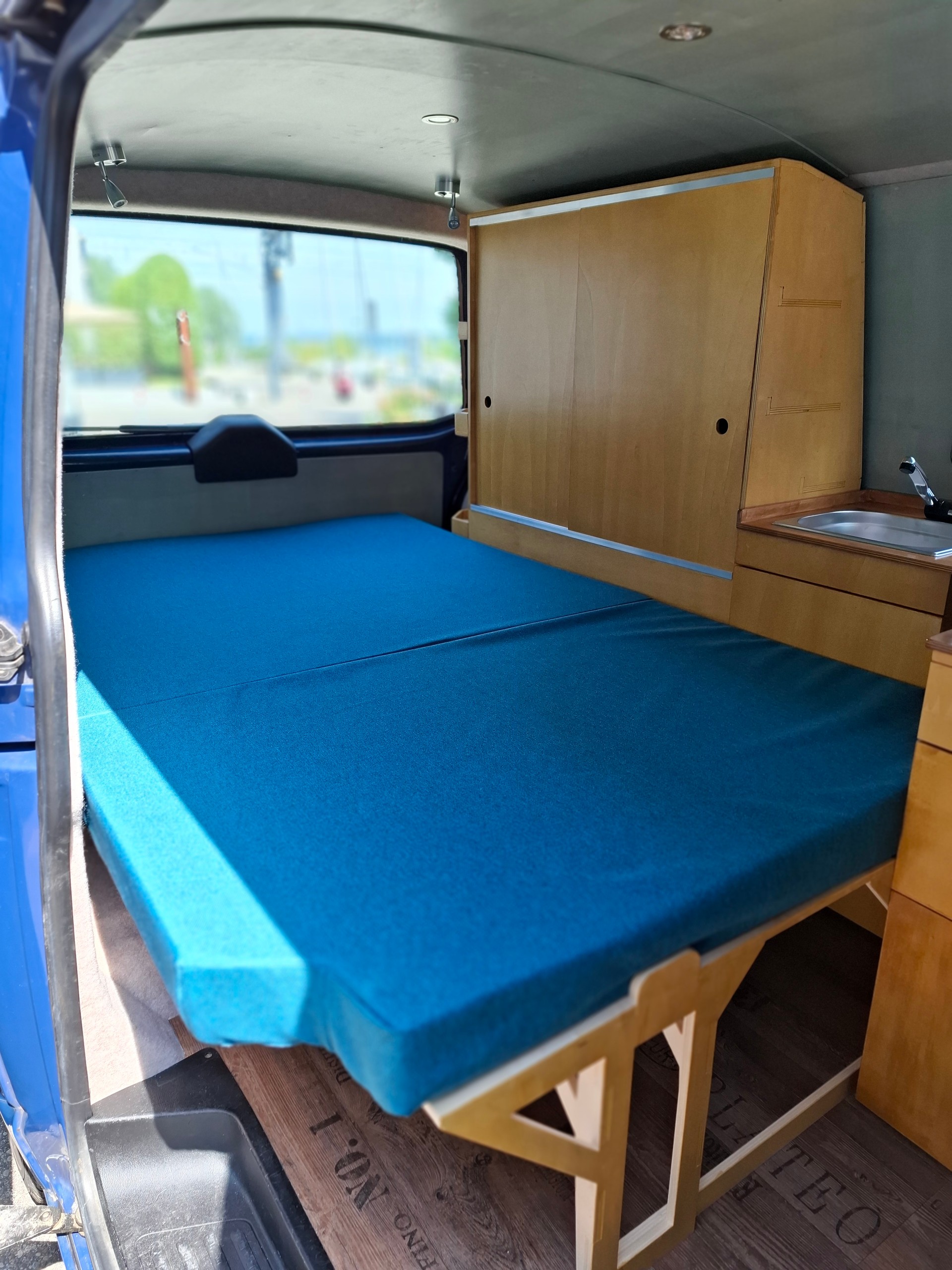 VW T5 Camper 1.9 TDI-image-8