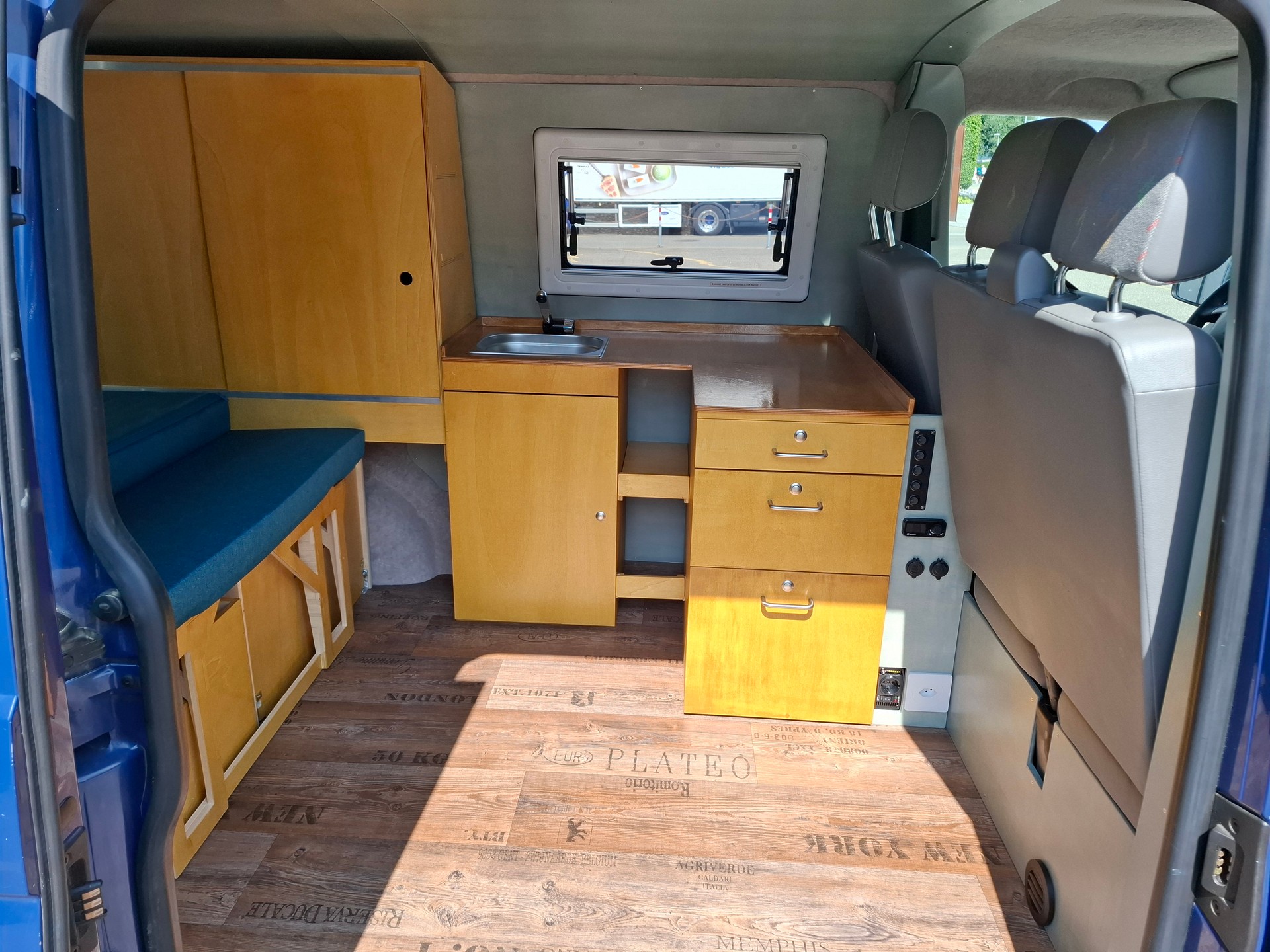 VW T5 Camper 1.9 TDI-image-4