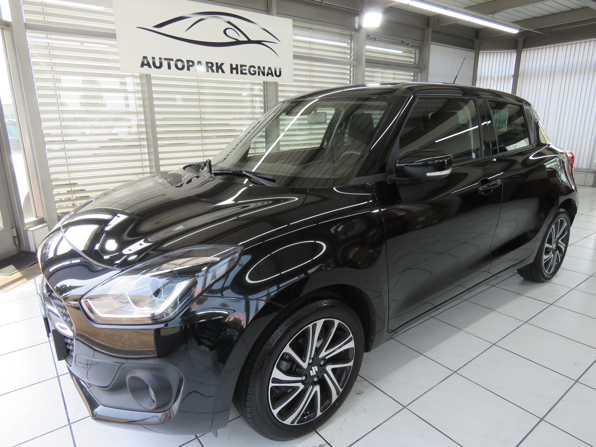 SUZUKI Swift 1.2 Compact Hybrid CVT (Automat)-image-0