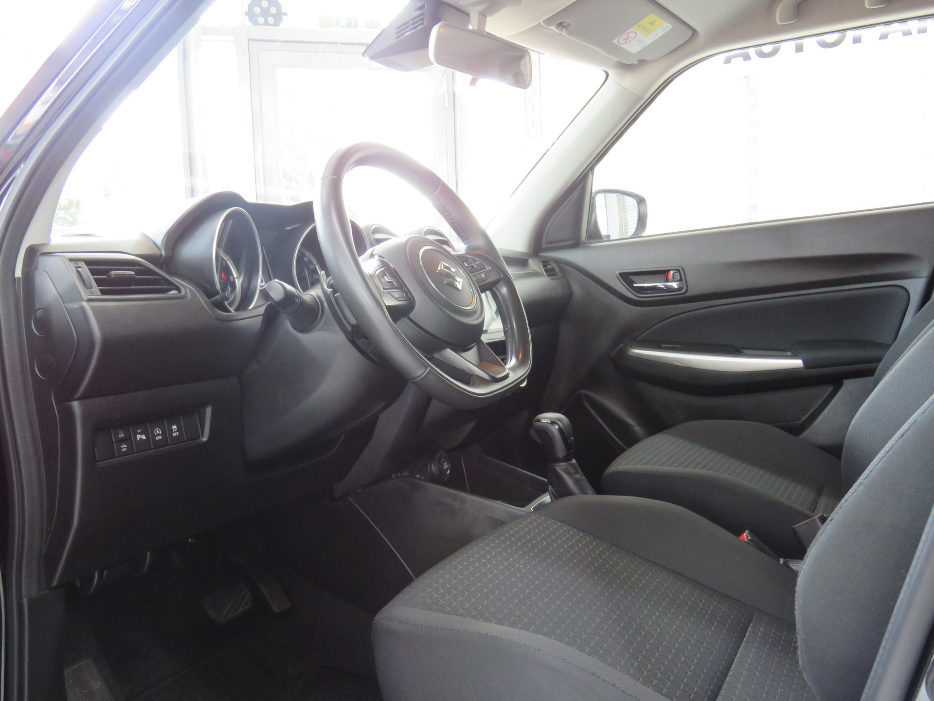 SUZUKI Swift 1.2 Compact Hybrid CVT (Automat)-image-6
