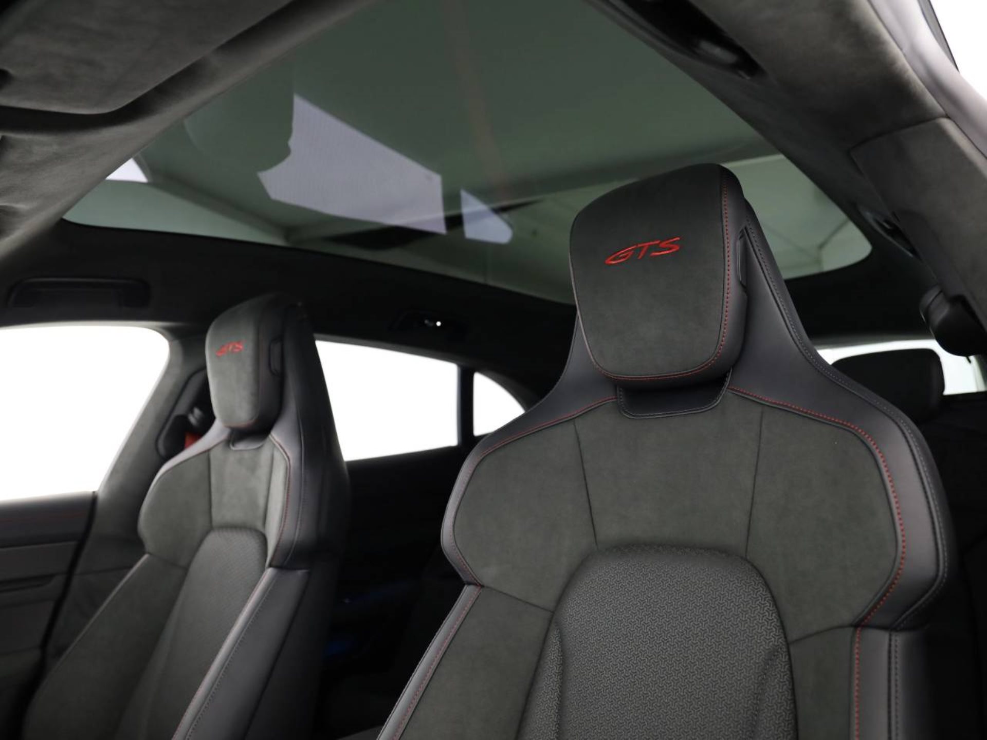 PORSCHE Taycan GTS Sport Turismo-image-4