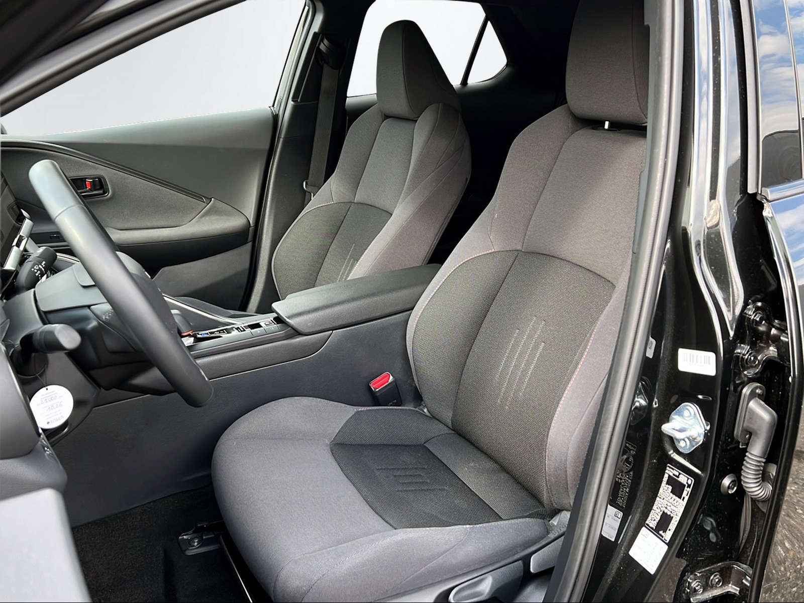 TOYOTA C-HR 2.0 PHEV Swiss Edition-image-14