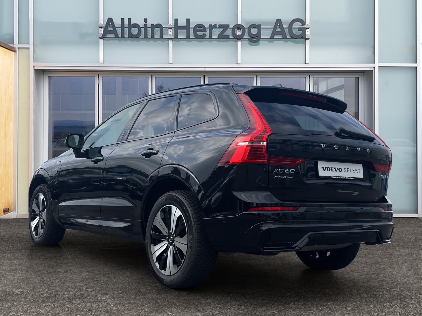 VOLVO XC60 2.0 T6 TE Plus Dark eAWD-image-2