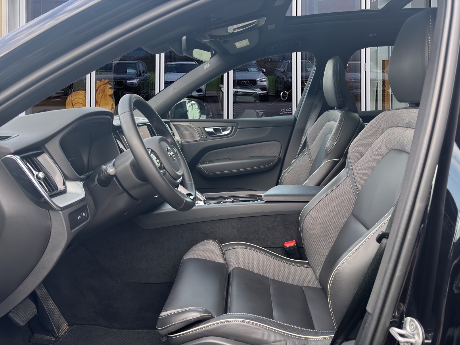 VOLVO XC60 2.0 T6 TE Plus Dark eAWD-image-8