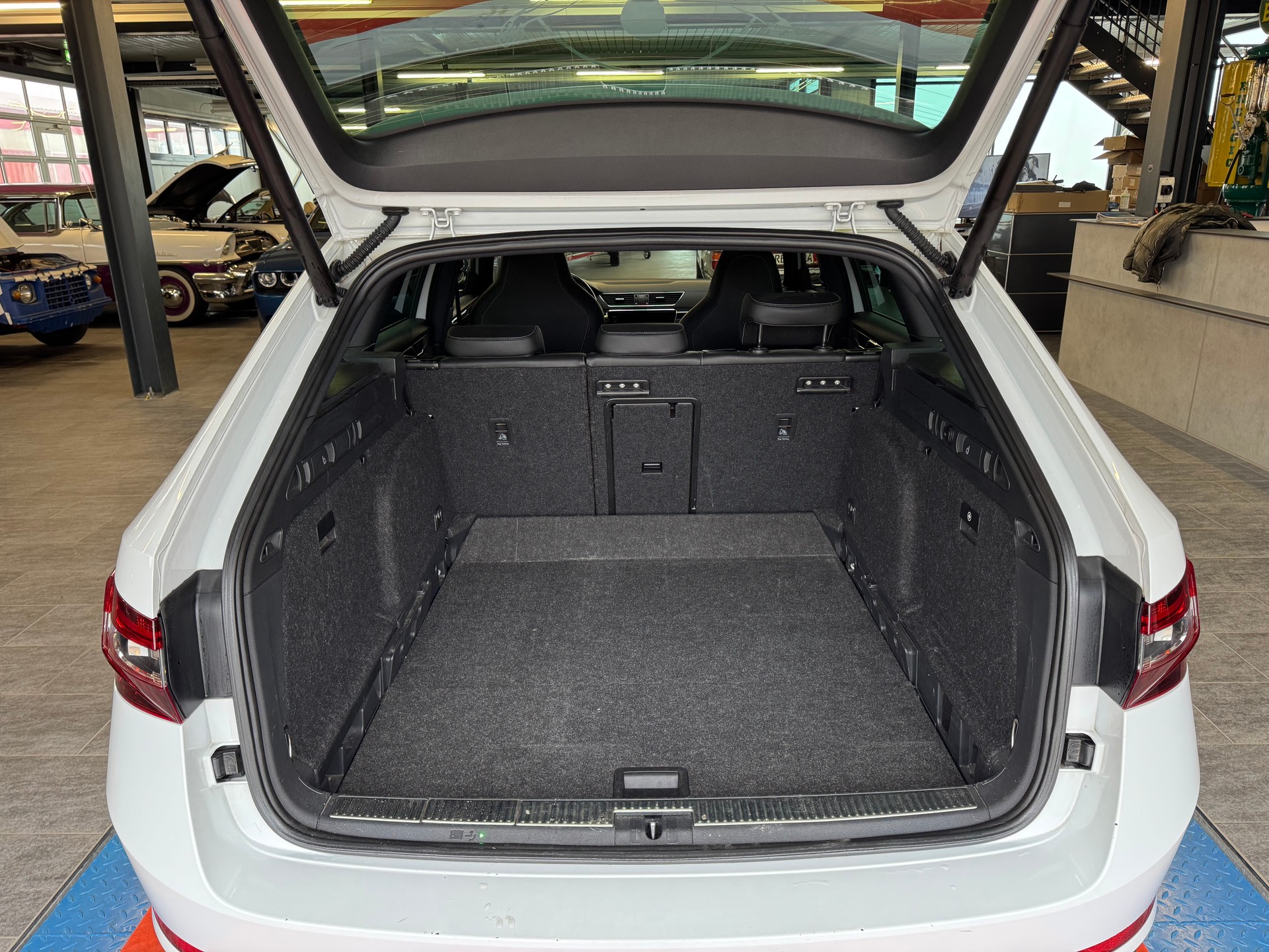 SKODA Superb Combi 2.0 TDi SportLine+ 4x4 DSG-image-5