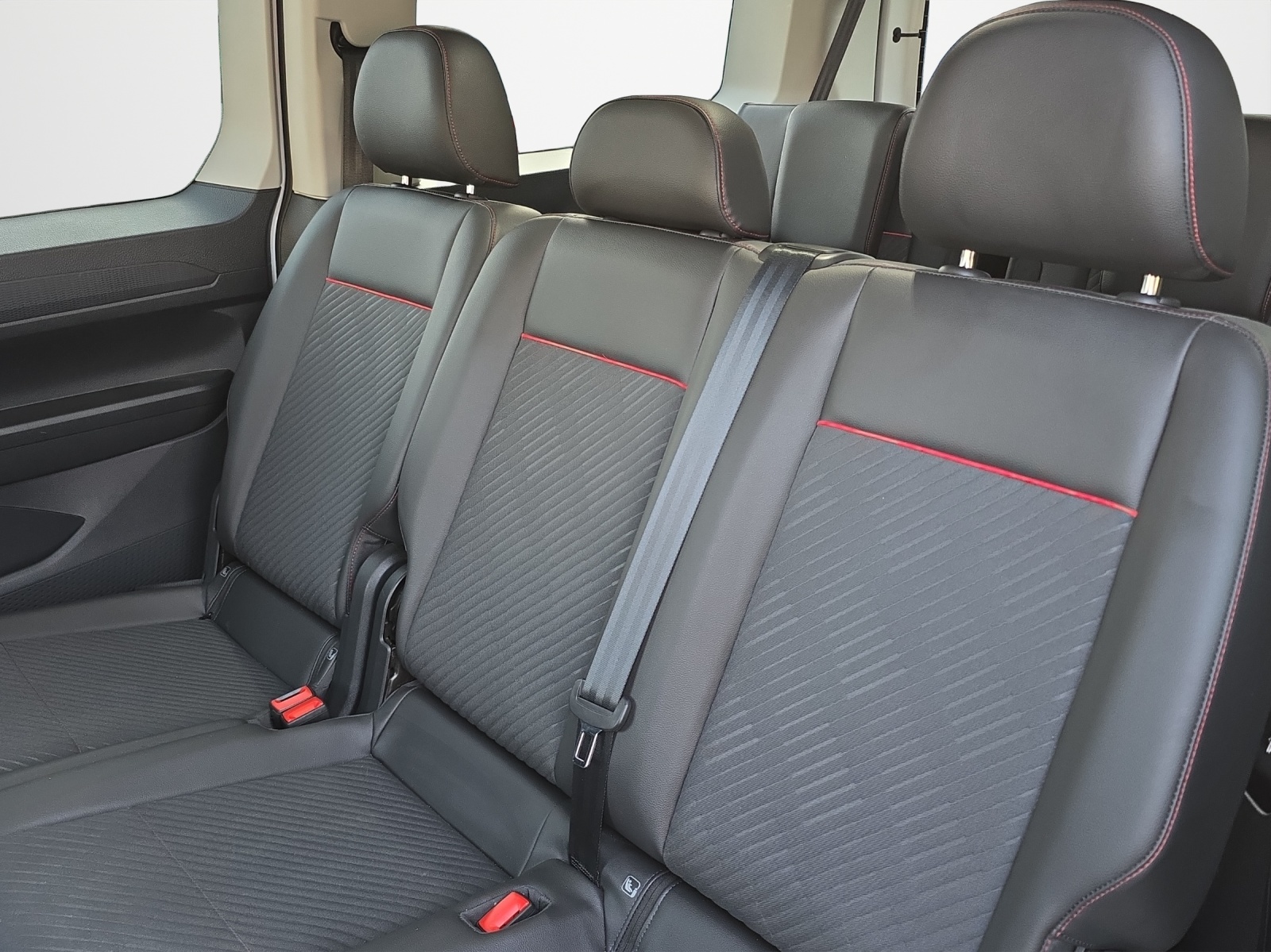 FORD TOURNEO CONNECT Grand 2.0 EcoBlue 102 Sport-image-11