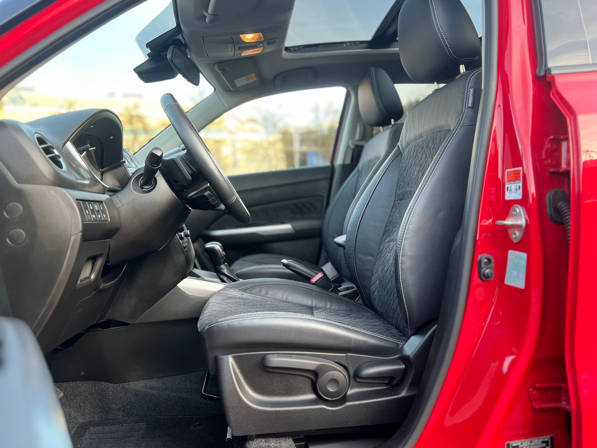 SUZUKI Vitara 1.5 Hybrid Piz Sulai Top 4x4 AGS-image-11