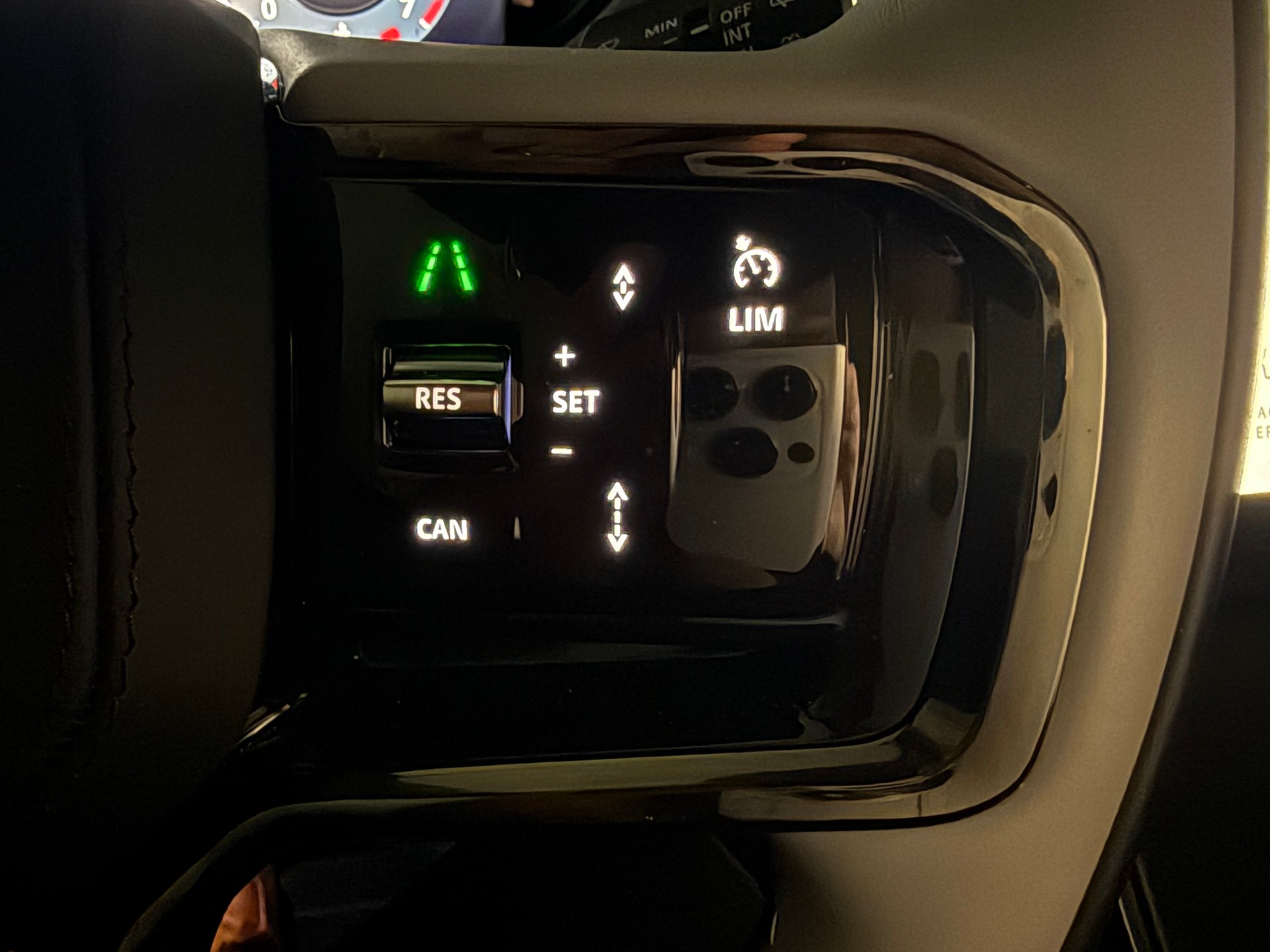 LAND ROVER Range Rover Velar P 250 Dynamic SE Automatic-image-10
