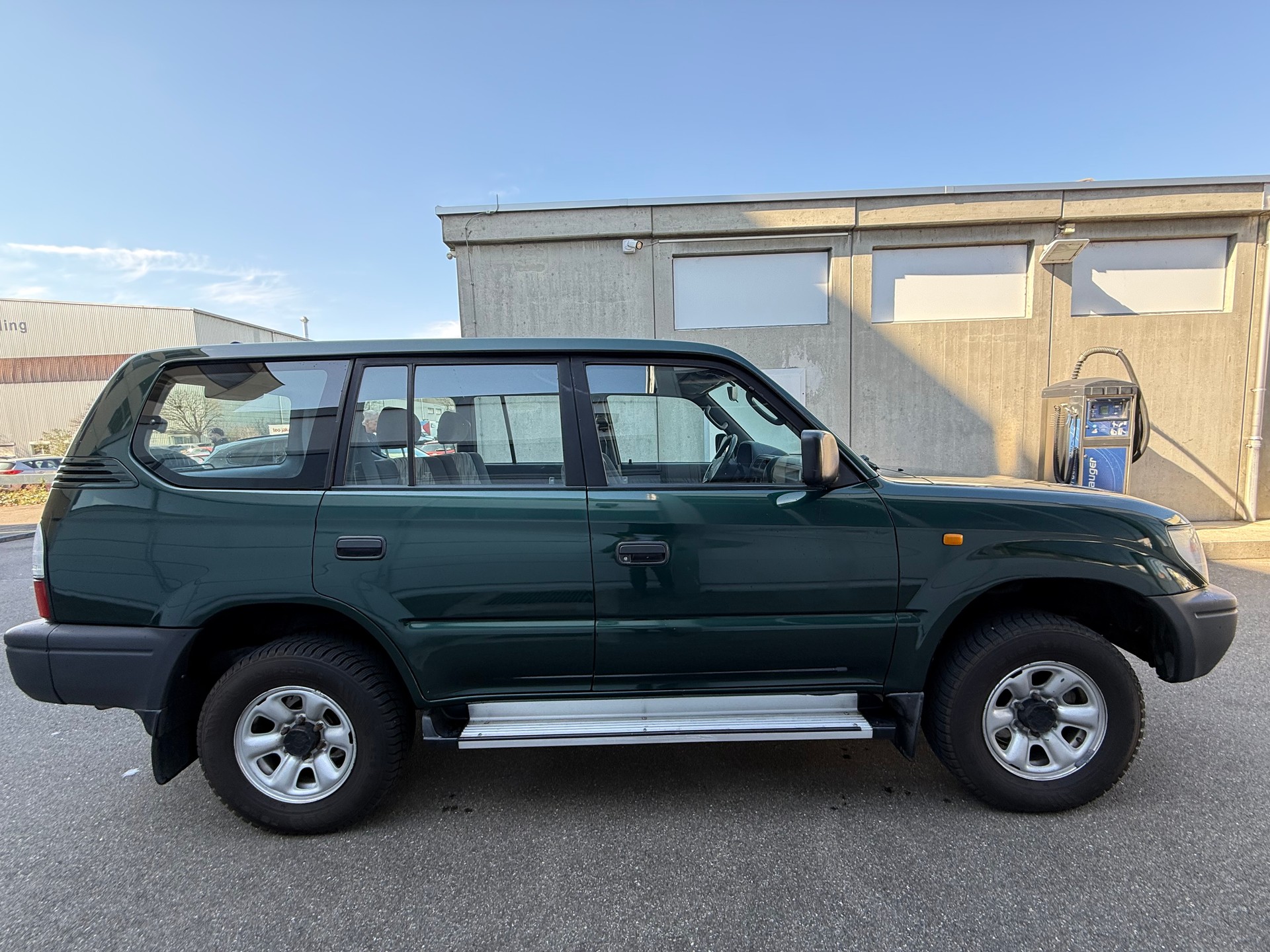 TOYOTA Land Cruiser 300 3.0 TD LX **Frisch ab MFK *CH Fahrzeug *6 Tonnen Luftdruckbremsen-image-2