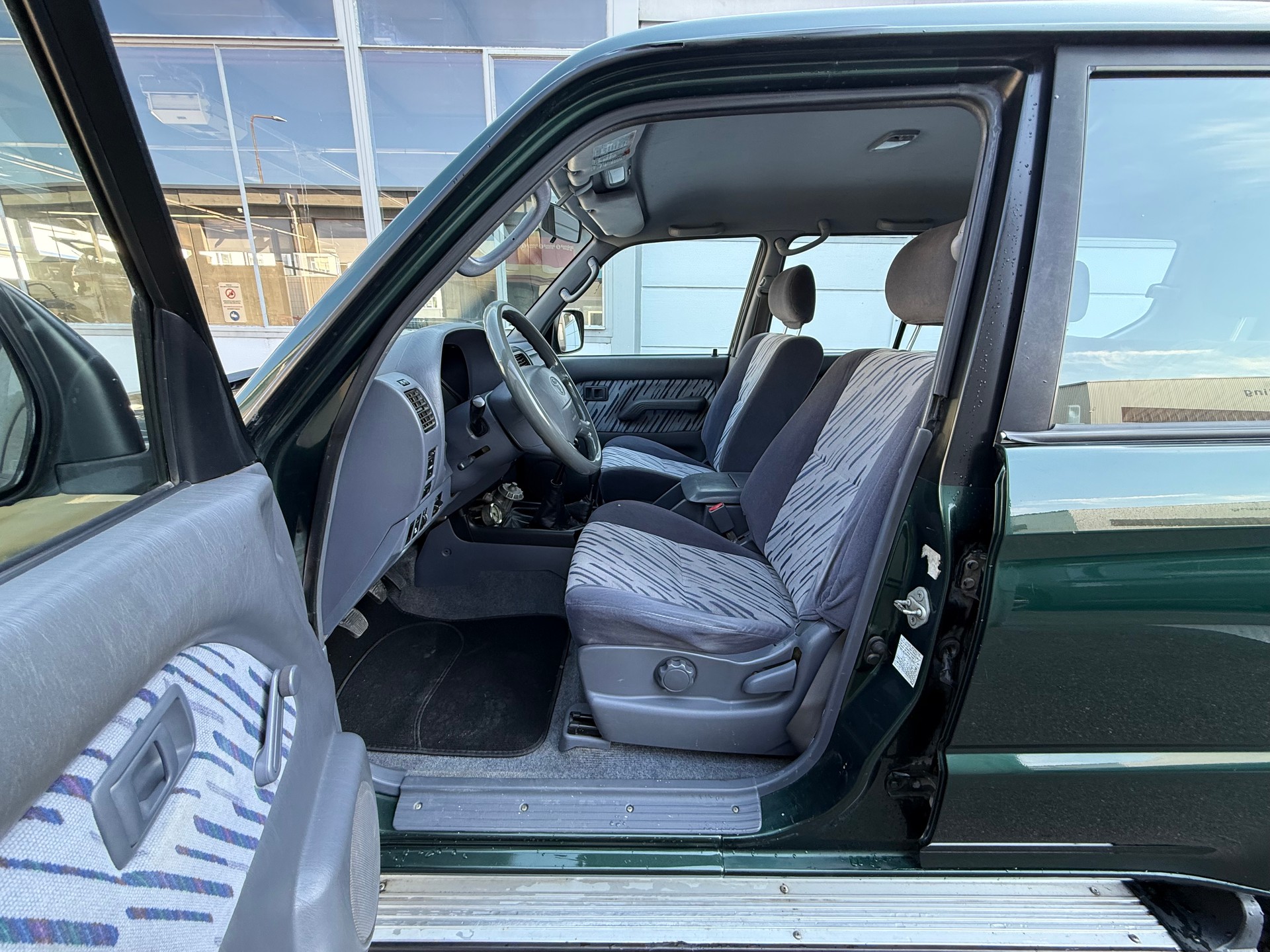 TOYOTA Land Cruiser 300 3.0 TD LX **Frisch ab MFK *CH Fahrzeug *6 Tonnen Luftdruckbremsen-image-8