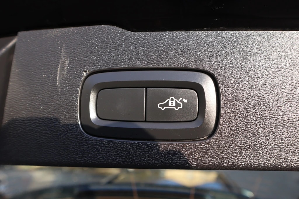 VOLVO V60 D3 Momentum Geartronic ** Neues Modell ** Navi mit RF-kamera ** Frisch ab MFK & Service **-image-12