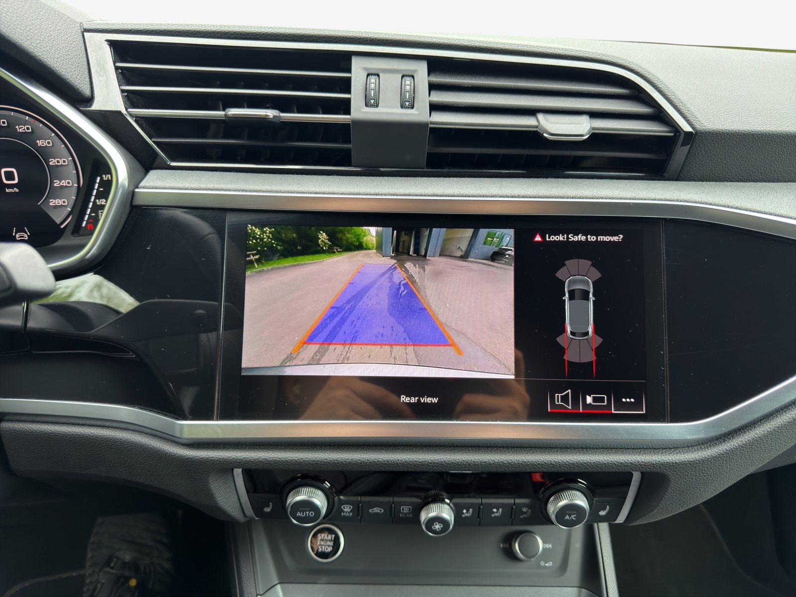 AUDI Q3 Sportback 40 TFSI S line quattro S-tronic-image-15