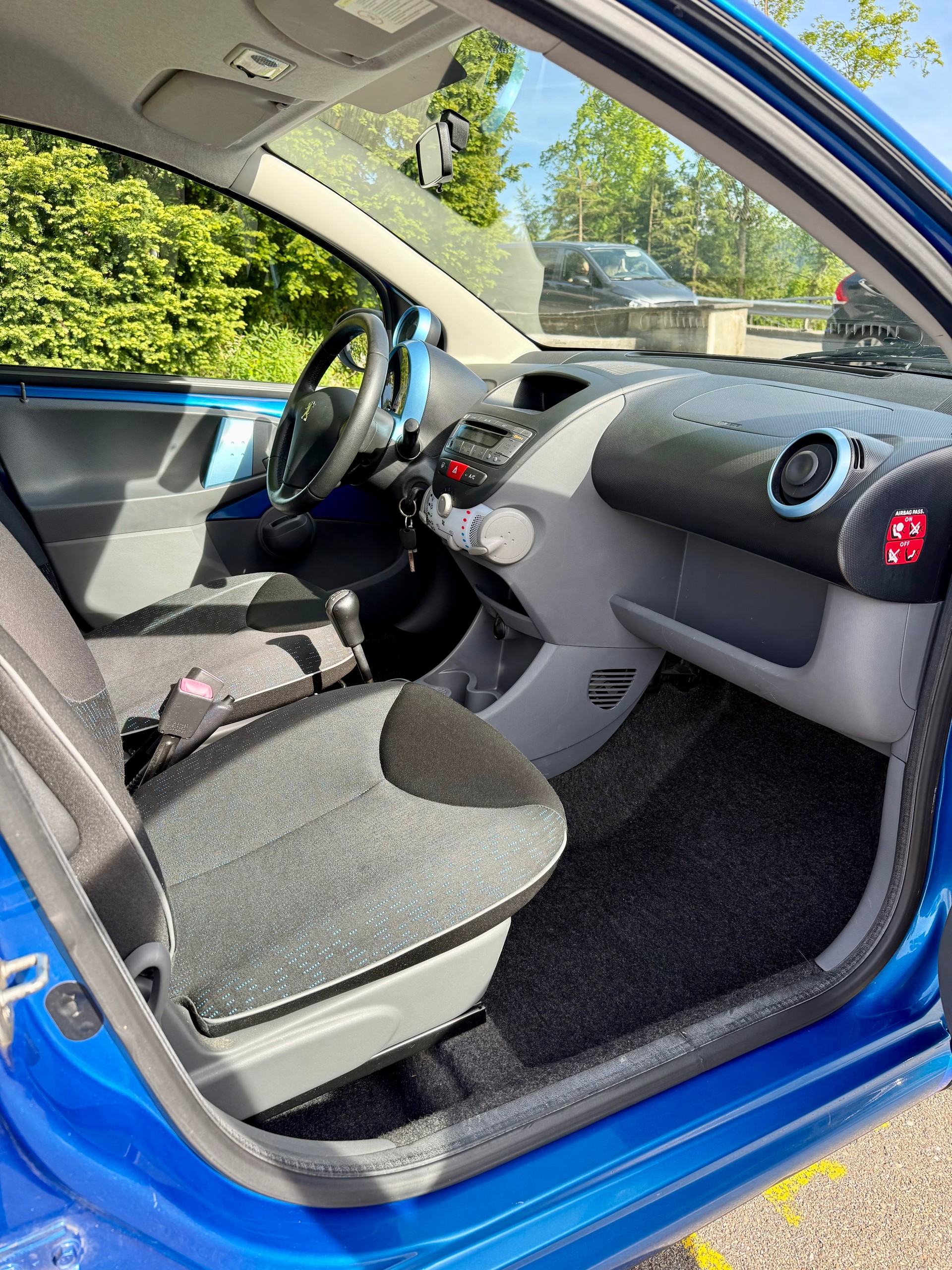PEUGEOT 107 1.0 Swiss Edition-image-6