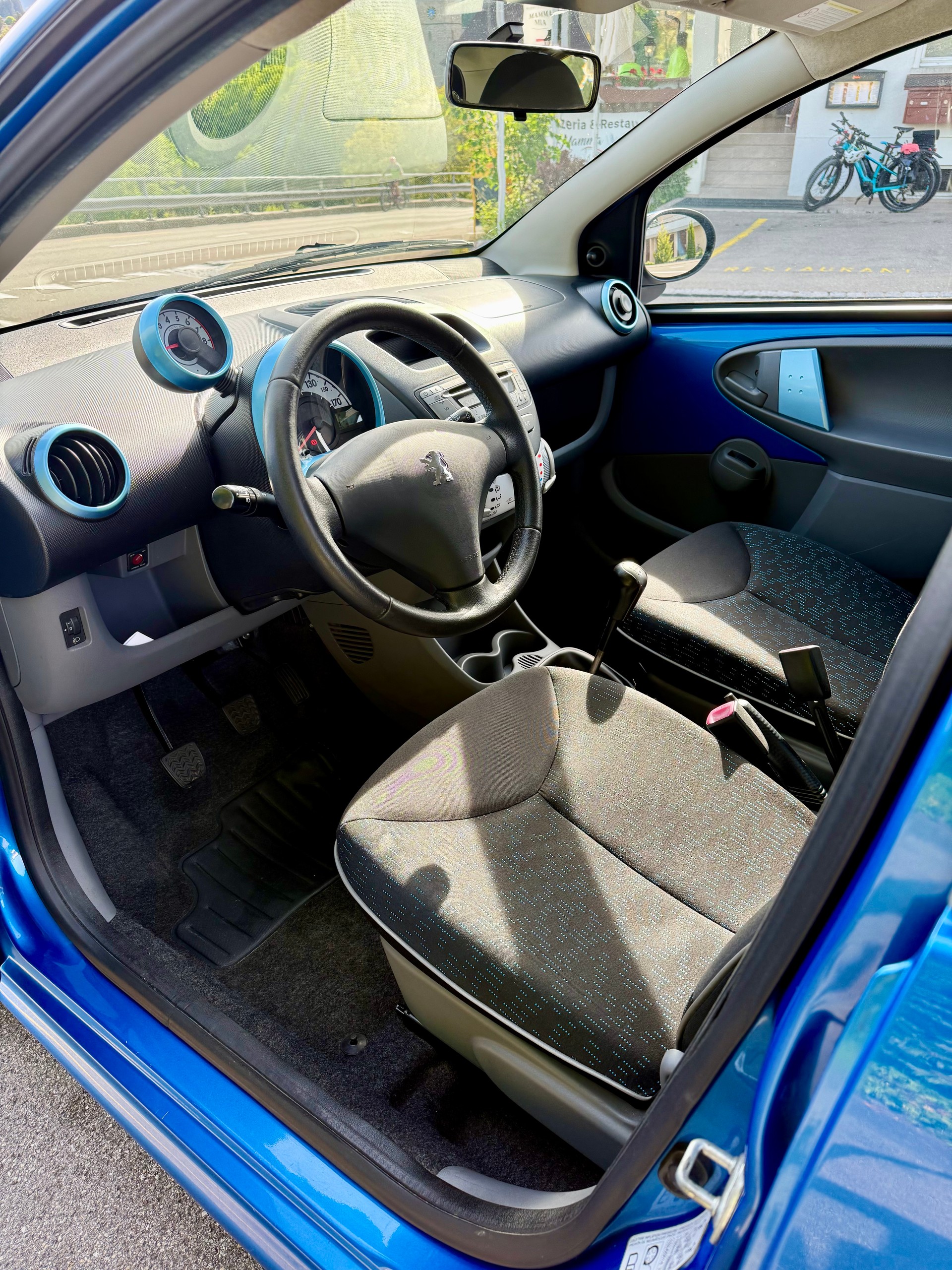 PEUGEOT 107 1.0 Swiss Edition-image-9