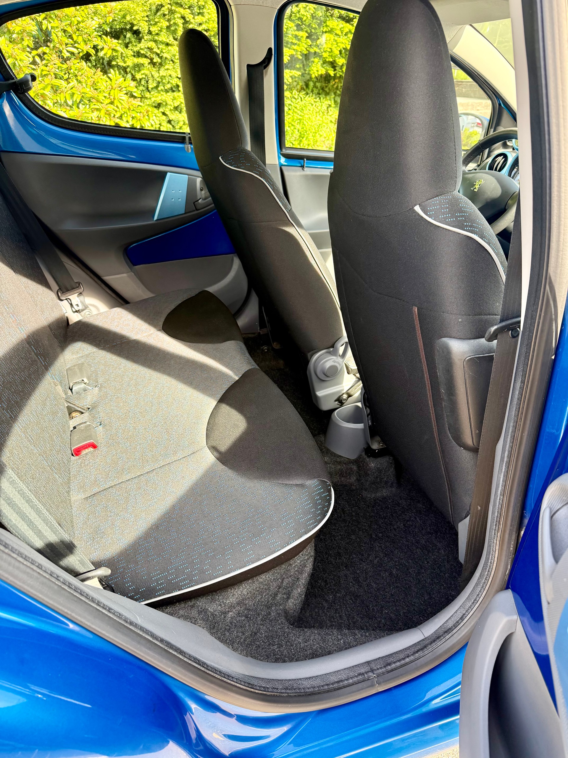 PEUGEOT 107 1.0 Swiss Edition-image-12