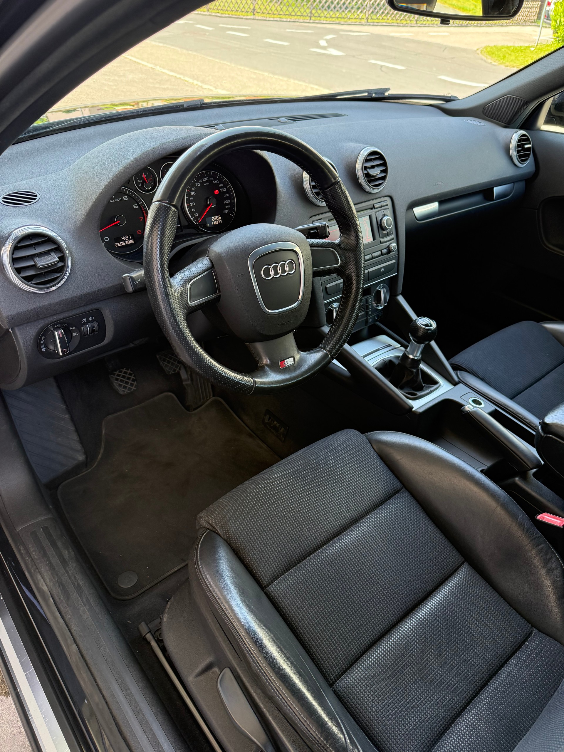 AUDI A3 Sportback 1.8 TFSI S-Line-image-8