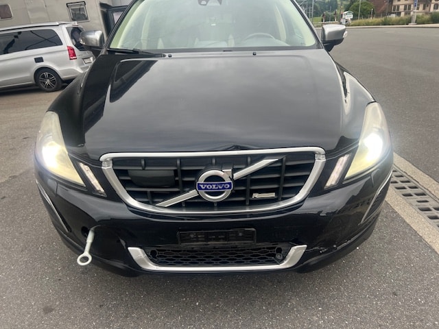 VOLVO XC60 2.4D AWD D5 Momentum Geartronic-image-0