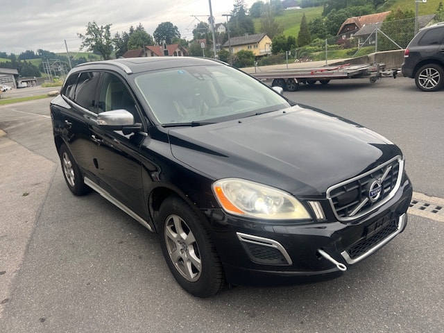 VOLVO XC60 2.4D AWD D5 Momentum Geartronic-image-4