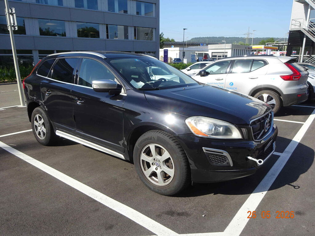 VOLVO XC60 2.4D AWD Momentum Geartronic-image-2