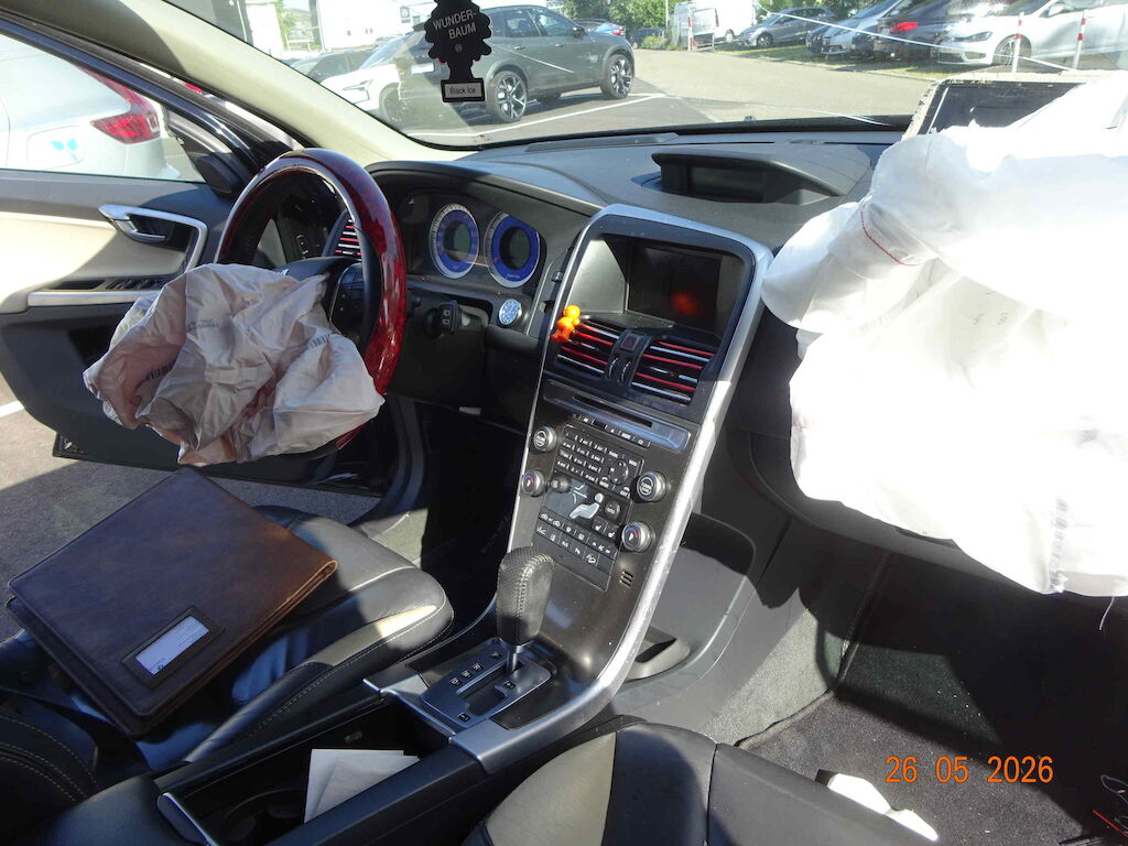 VOLVO XC60 2.4D AWD Momentum Geartronic-image-3