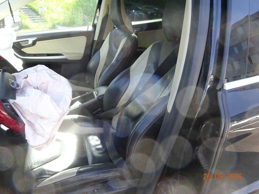 VOLVO XC60 2.4D AWD Momentum Geartronic-image-4