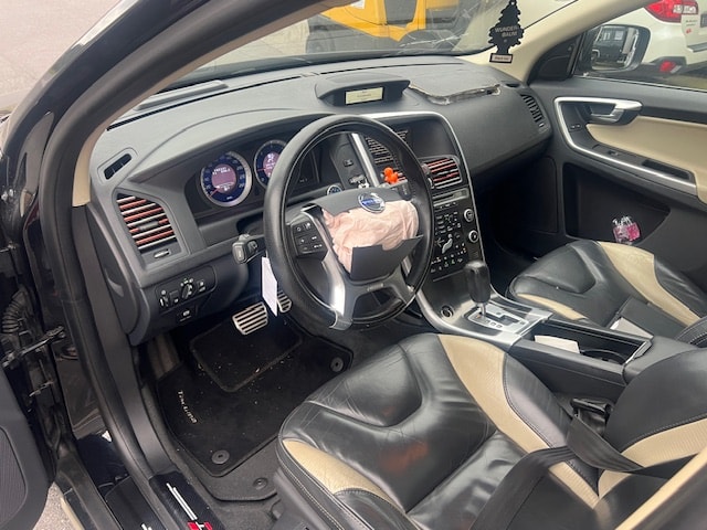 VOLVO XC60 2.4D AWD D5 Momentum Geartronic-image-5